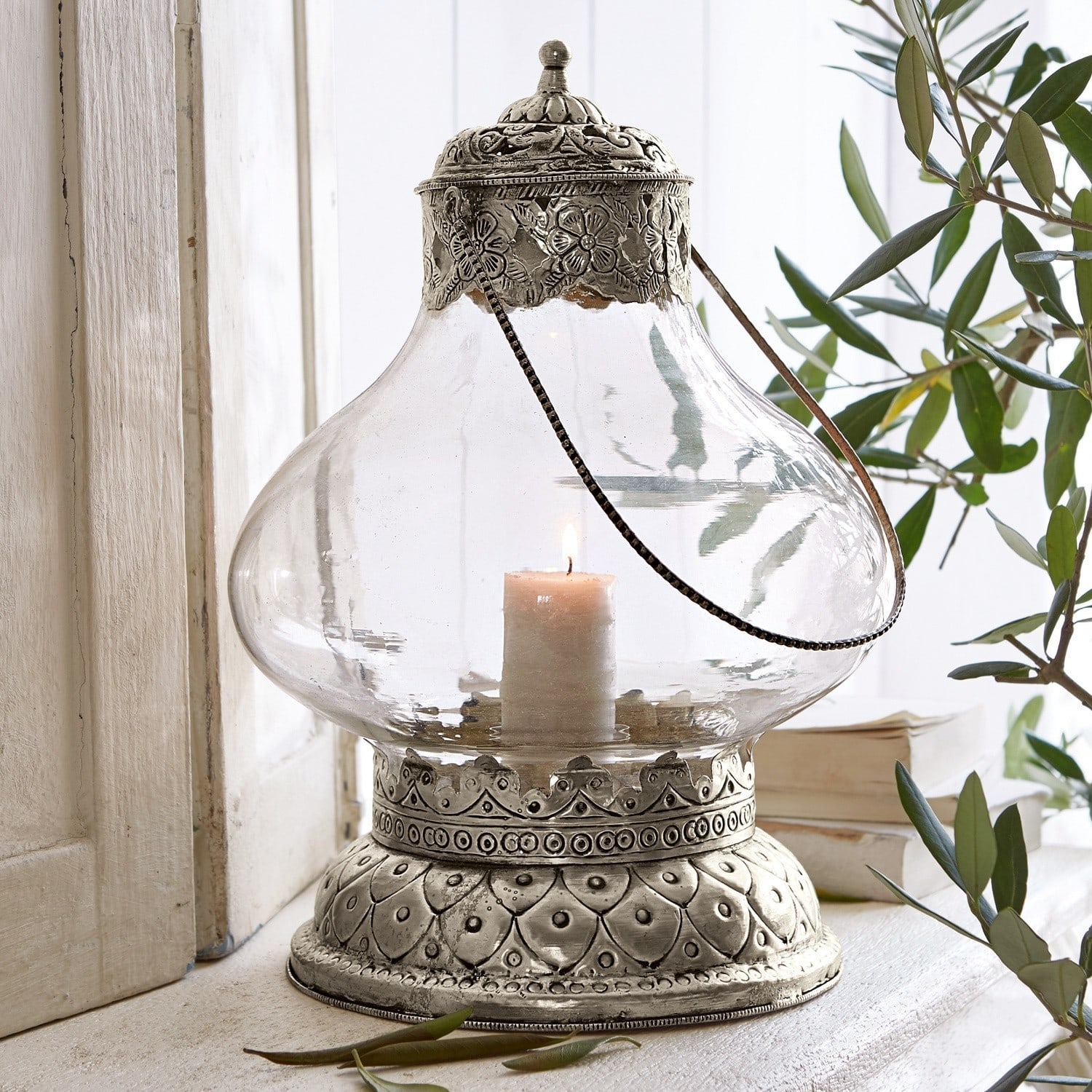 Laterne Kaela Glaslaterne mit silberner Metallbasis und Deckel mit Blumenmuster, brennende Kerze innen