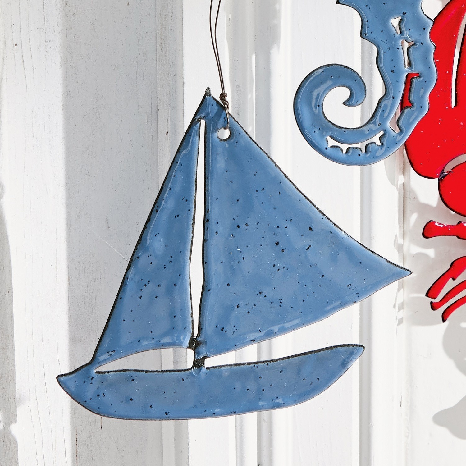 Blaue Metall-Hängedekoration in Segelboot-Form für maritimes Wohnambiente
