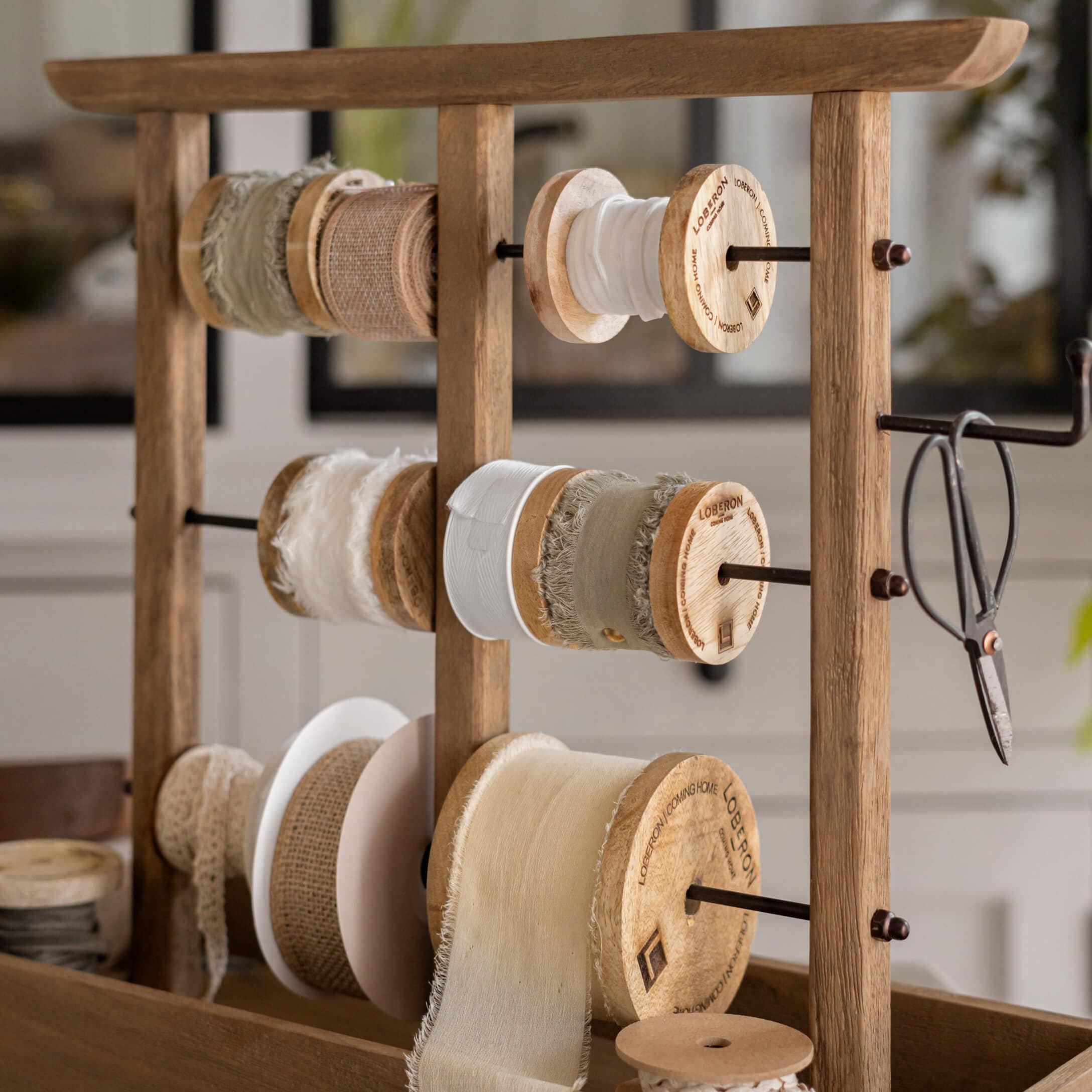 Holzständer mit Naturband-Spulen in Beige- und Weißtönen für Dekoration und Bastelarbeiten