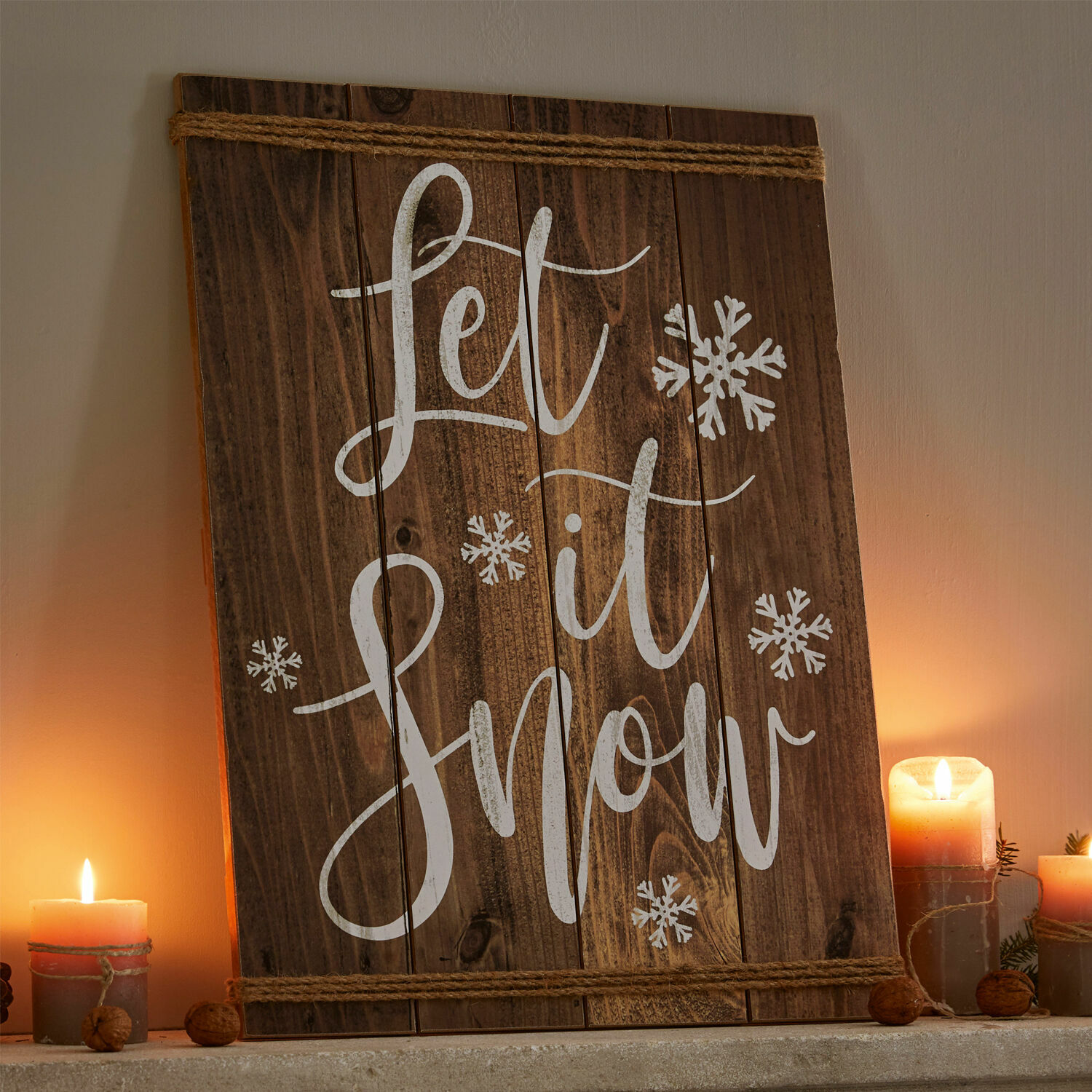 Dekoboard Verrand Holz-Wanddeko mit Schriftzug Let it Snow und weißen Schneeflocken, winterliche Stimmung
