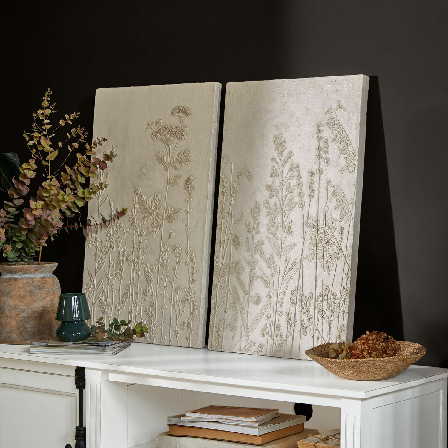 Bild 2er Set Almahara Dekorative Wandtafeln in Creme mit Pflanzenrelief auf weißem Sideboard arrangiert
