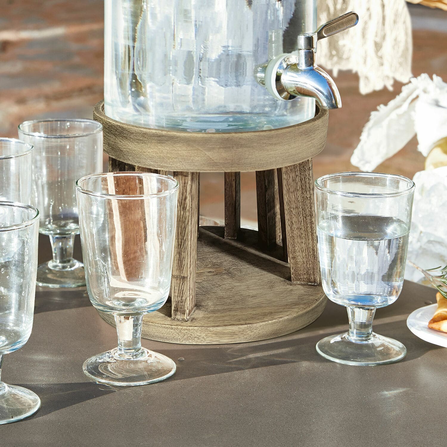 Sockel Gabela Glas-Wasserspender auf Holzständer mit Zapfhahn und klaren Gläsern für Getränke
