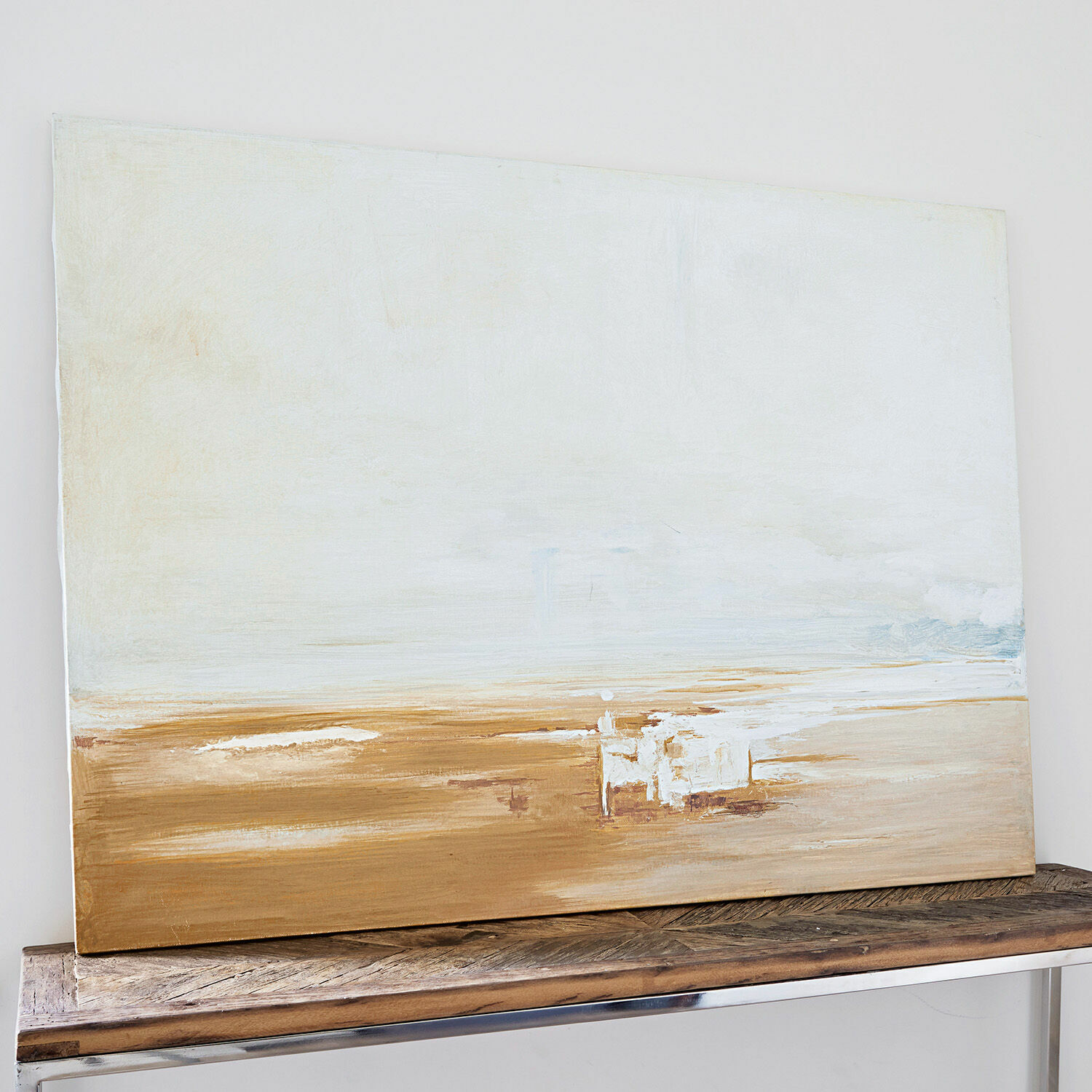 Abstraktes Gemälde in Beige- und Weißtönen auf Holztisch, moderne Wanddekoration für Wohnzimmer