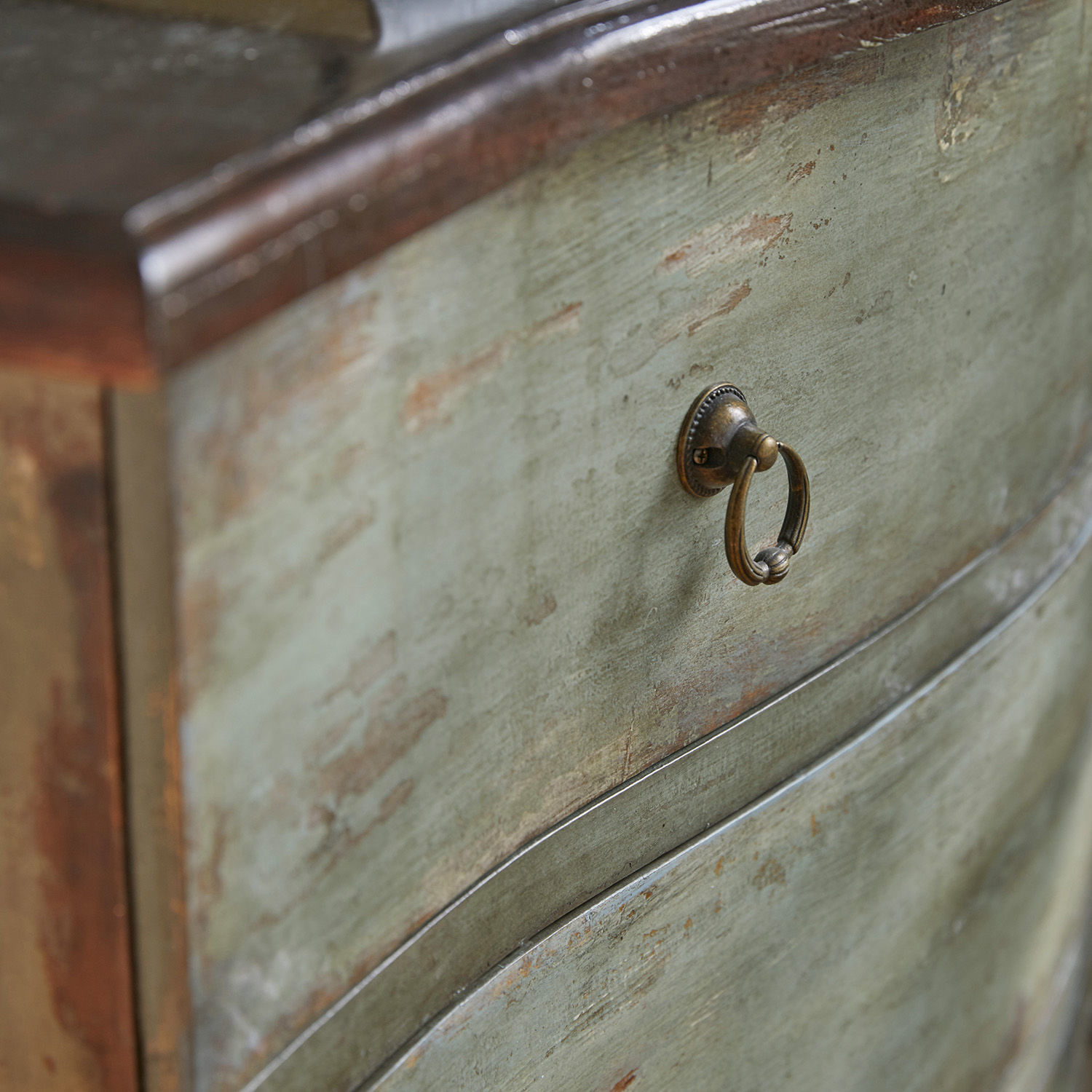 Nahaufnahme einer grünen, antik wirkenden Holzschublade mit vintage Metallgriff