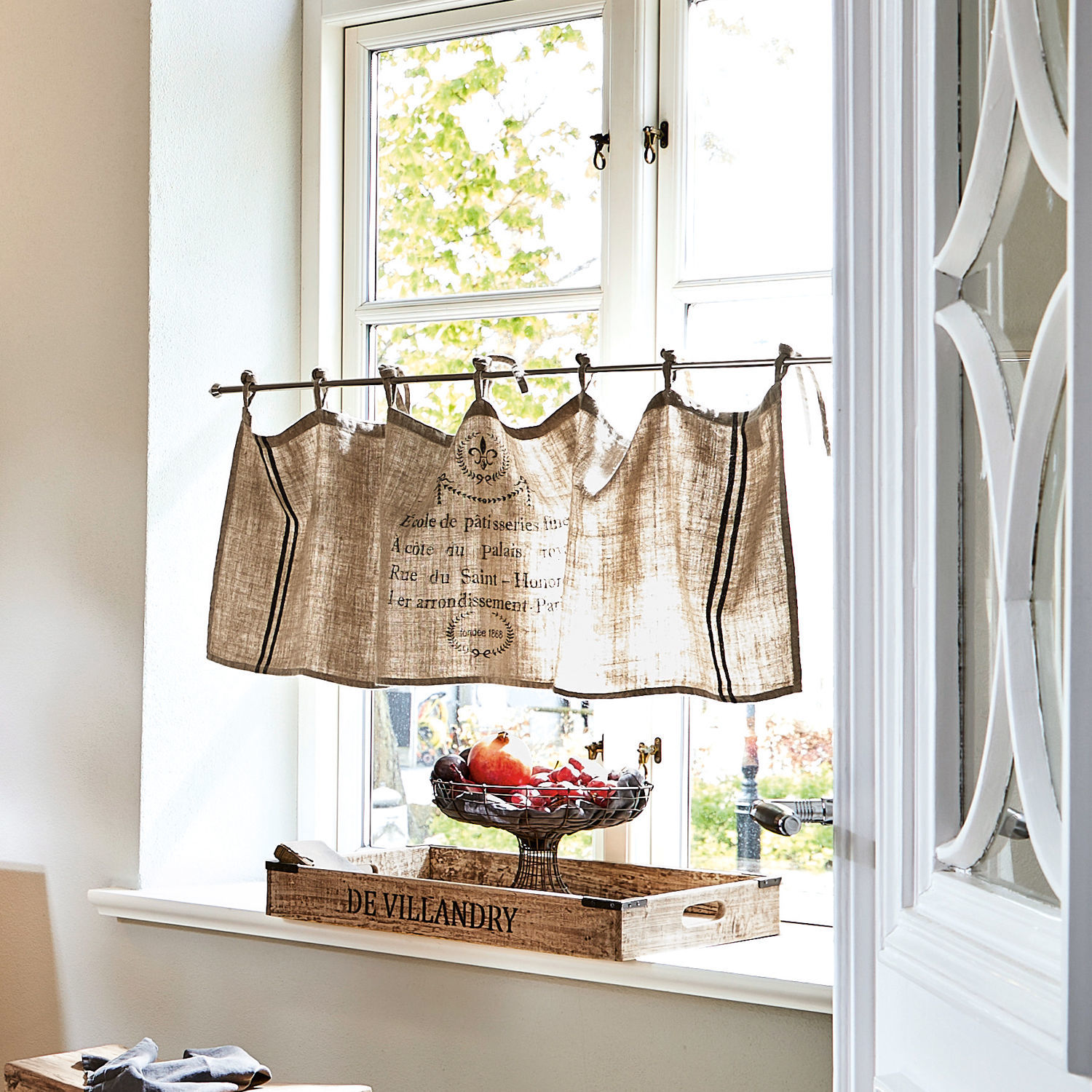 Beige Leinen-Kurzvorhang mit schwarzem Druck und Streifen am Küchenfenster, Holztablett mit Obst