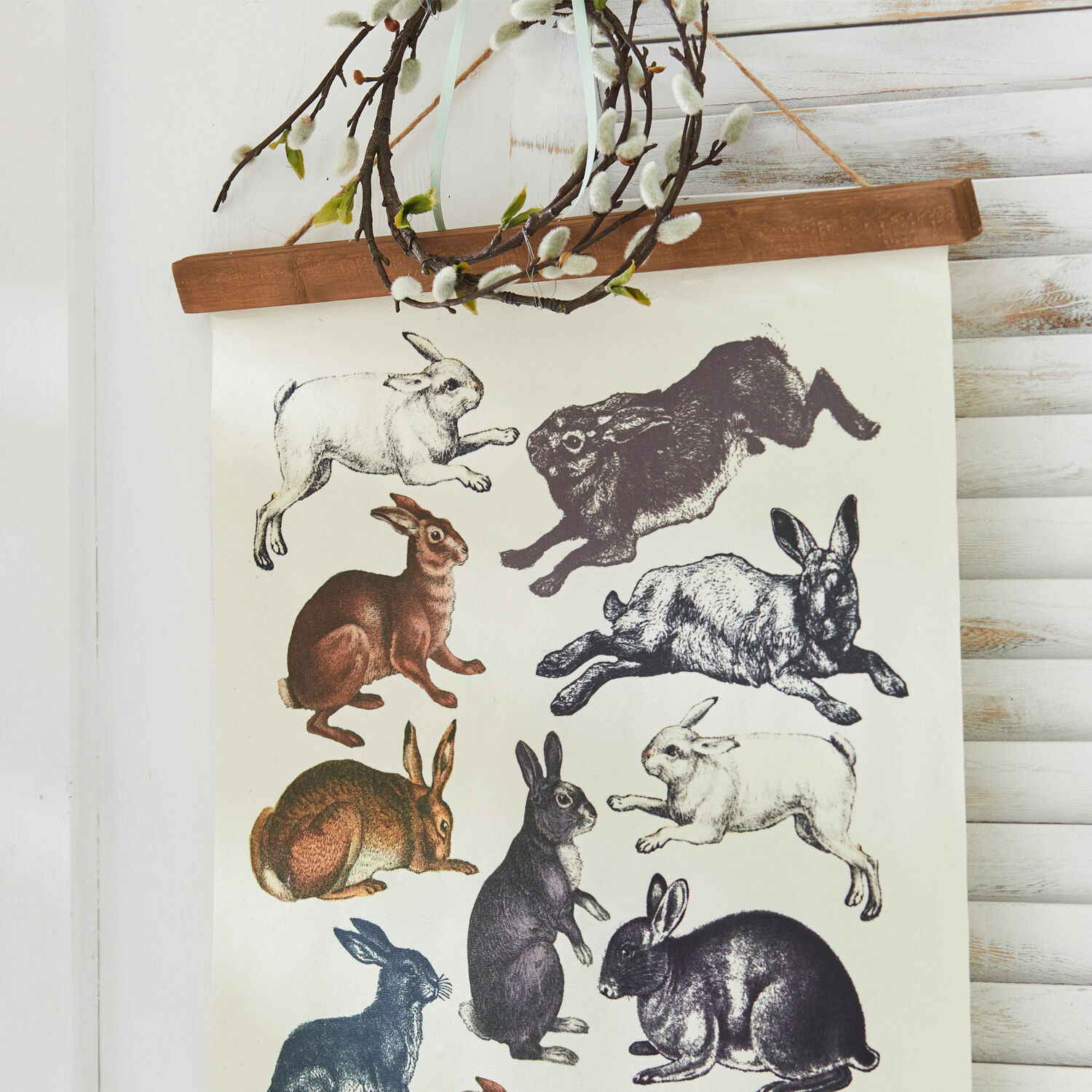 Hängendes Baumwoll-Panel in Creme mit Hasenmotiven als natürliche Wanddekoration