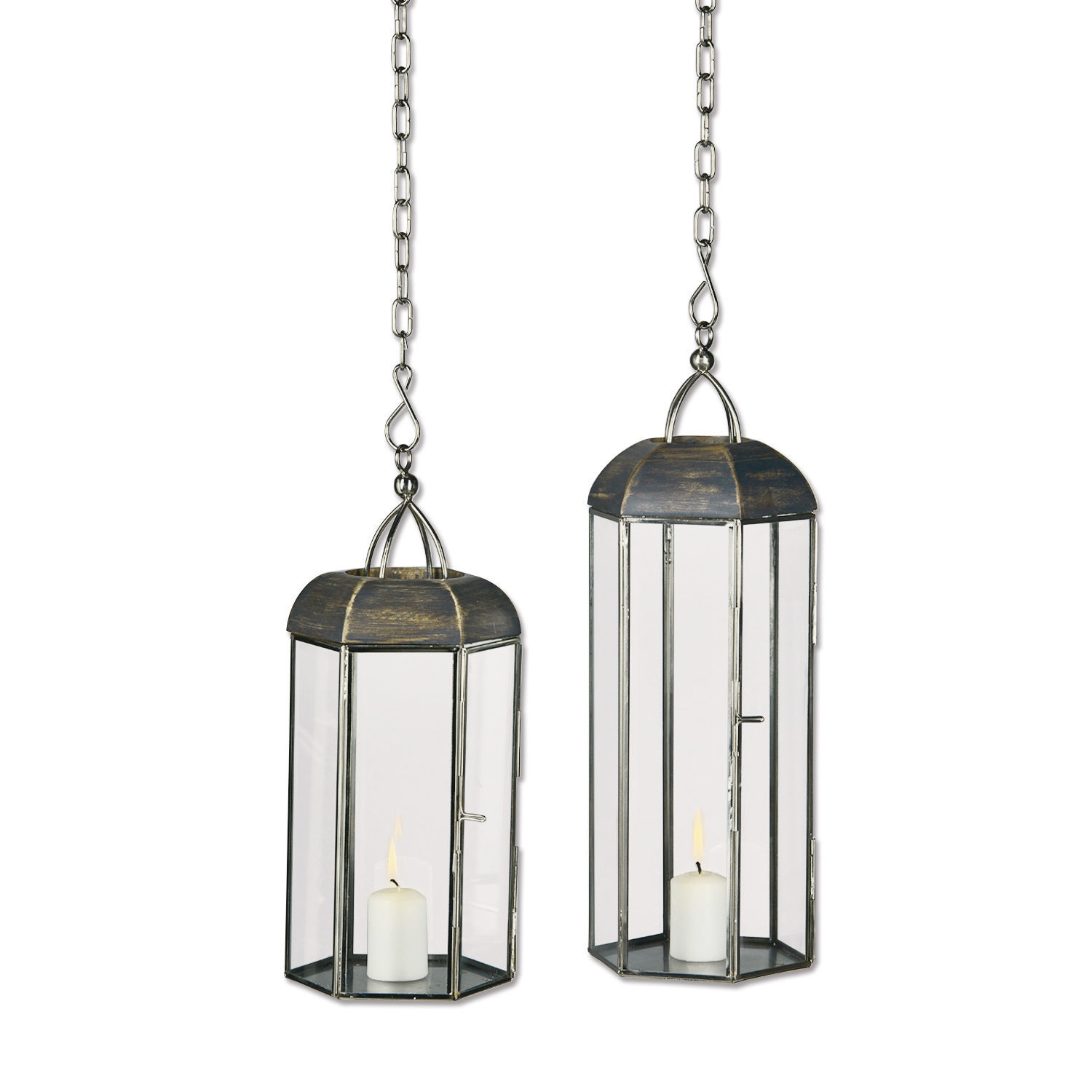 Set aus zwei hängenden schwarzen Metalllaternen mit klarem Glas und brennenden Kerzen