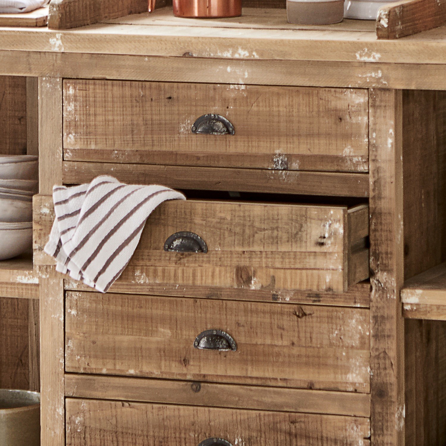 Rustikale Holzkommode mit Schubladen und Metallgriffen in natürlicher Holzfarbe für Landhausstil