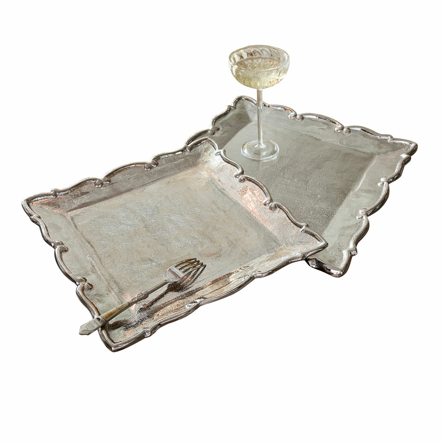 Tablett 2er Set Trevor Zwei silberne Metalltabletts mit dekorativem Rand, darauf ein Glas und eine Gabel