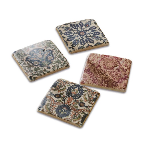 Set aus vier Keramik-Untersetzern mit bunten Blumenmustern und orientalischen Designs