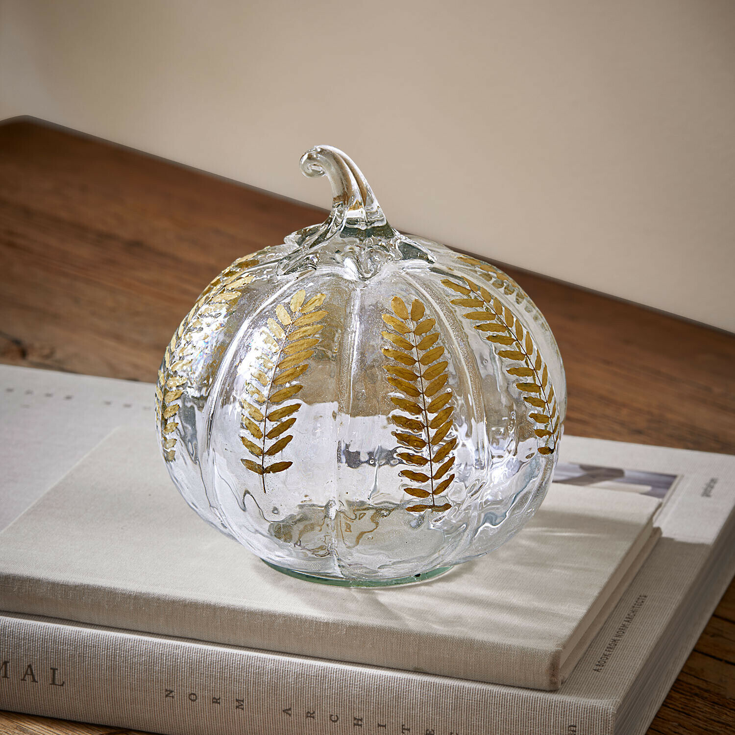 Glasdeko Kürbis mit goldenen Blättern, transparente Herbstdekoration für den Tisch, stilvoll