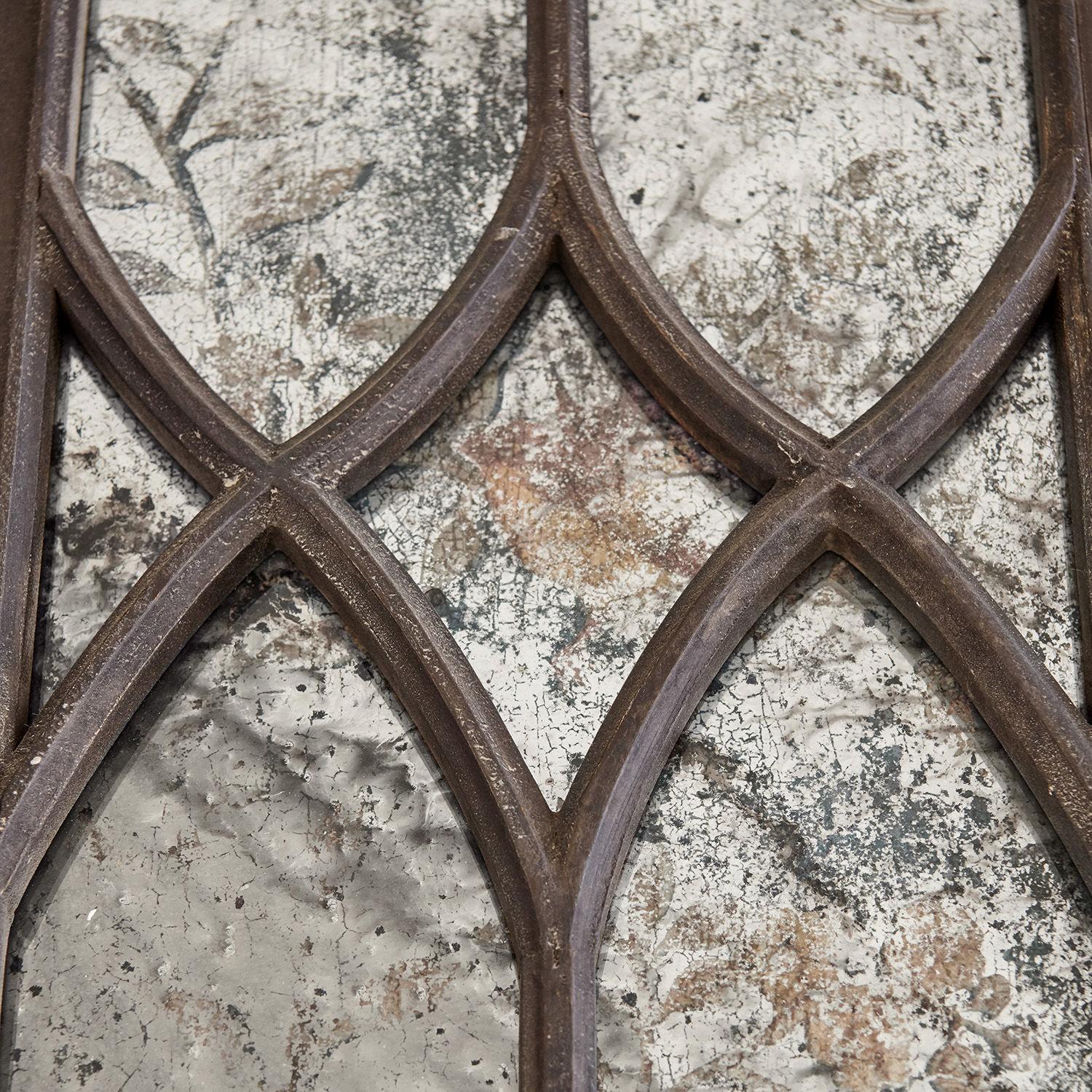 Metall-Dekoration in Braun auf antikem, gemustertem Spiegel für Vintage-Interieur