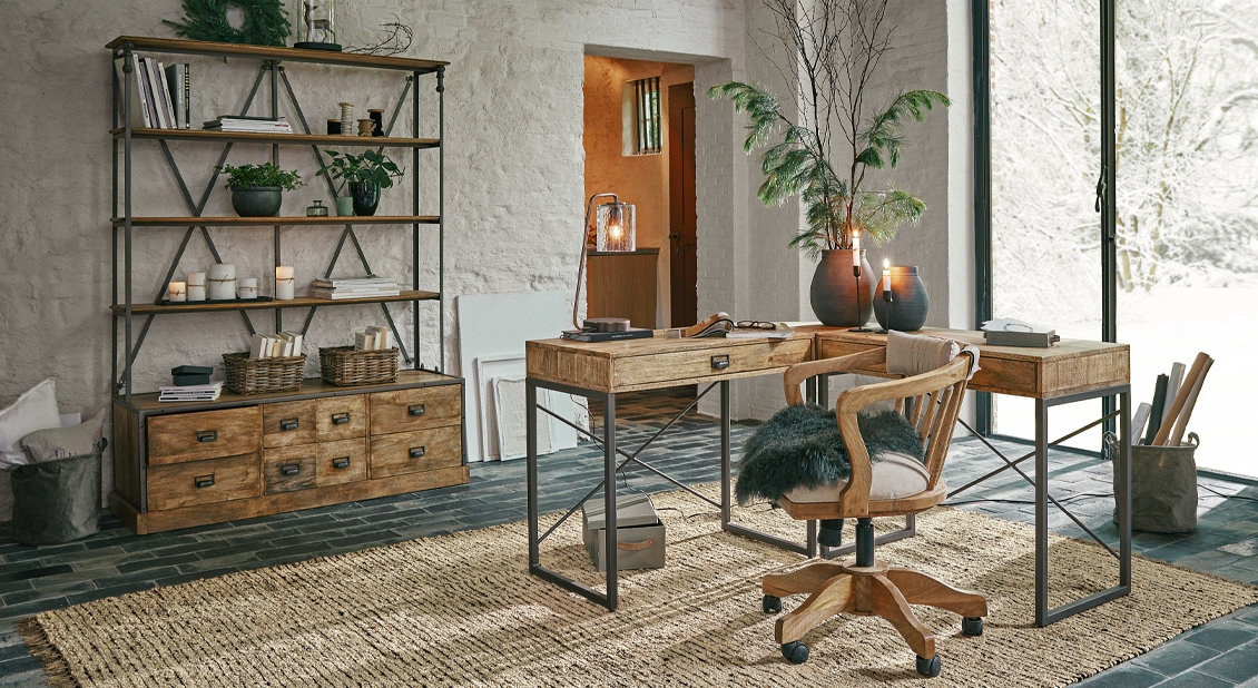 Loft-Stil Schreibtisch und Regal aus Holz und Metall in natürlichen Farben, Arbeitszimmer Einrichtung
