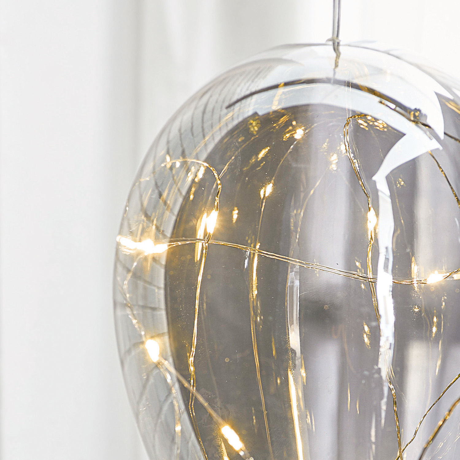 Transparente Glaskugel mit zarter LED-Beleuchtung zur Wohnraumdekoration