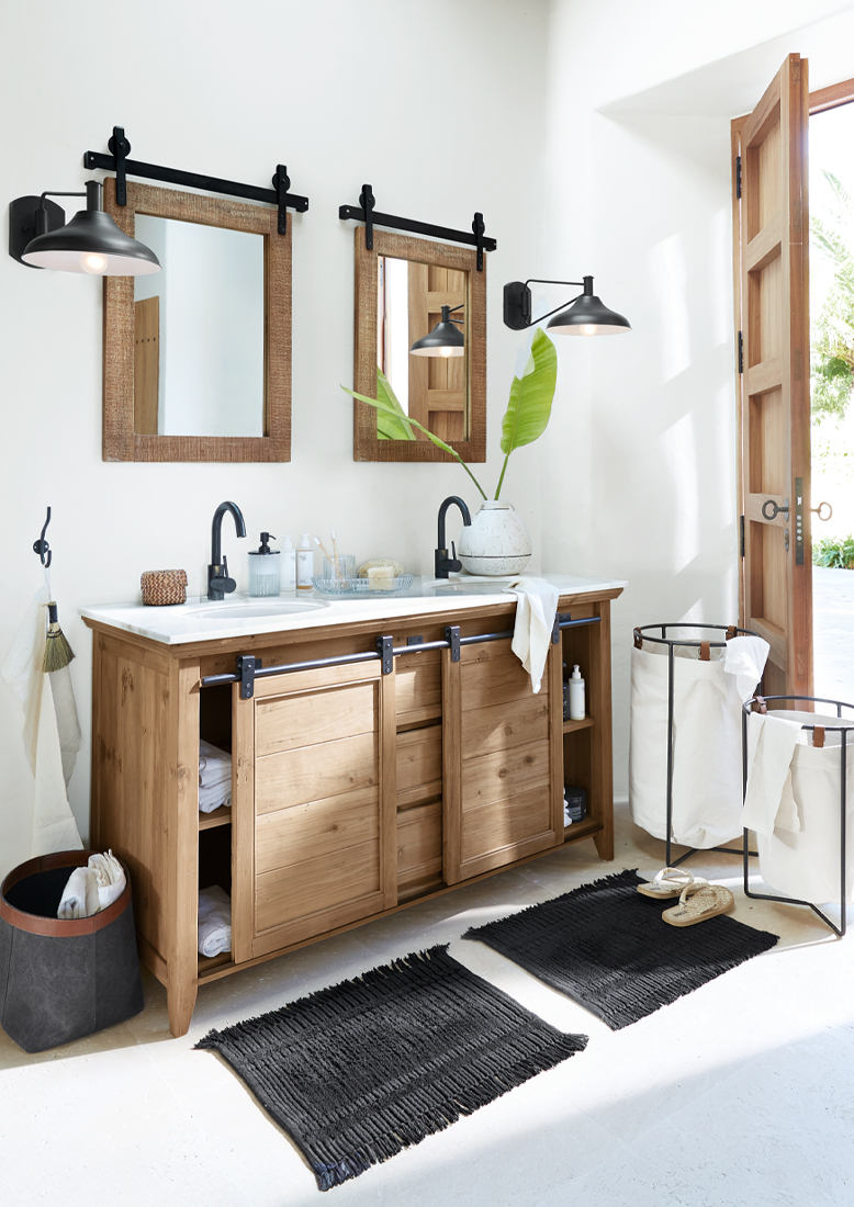 Holz-Badezimmerschrank mit weißer Arbeitsplatte, zwei Spiegeln und schwarzen Wandlampen
