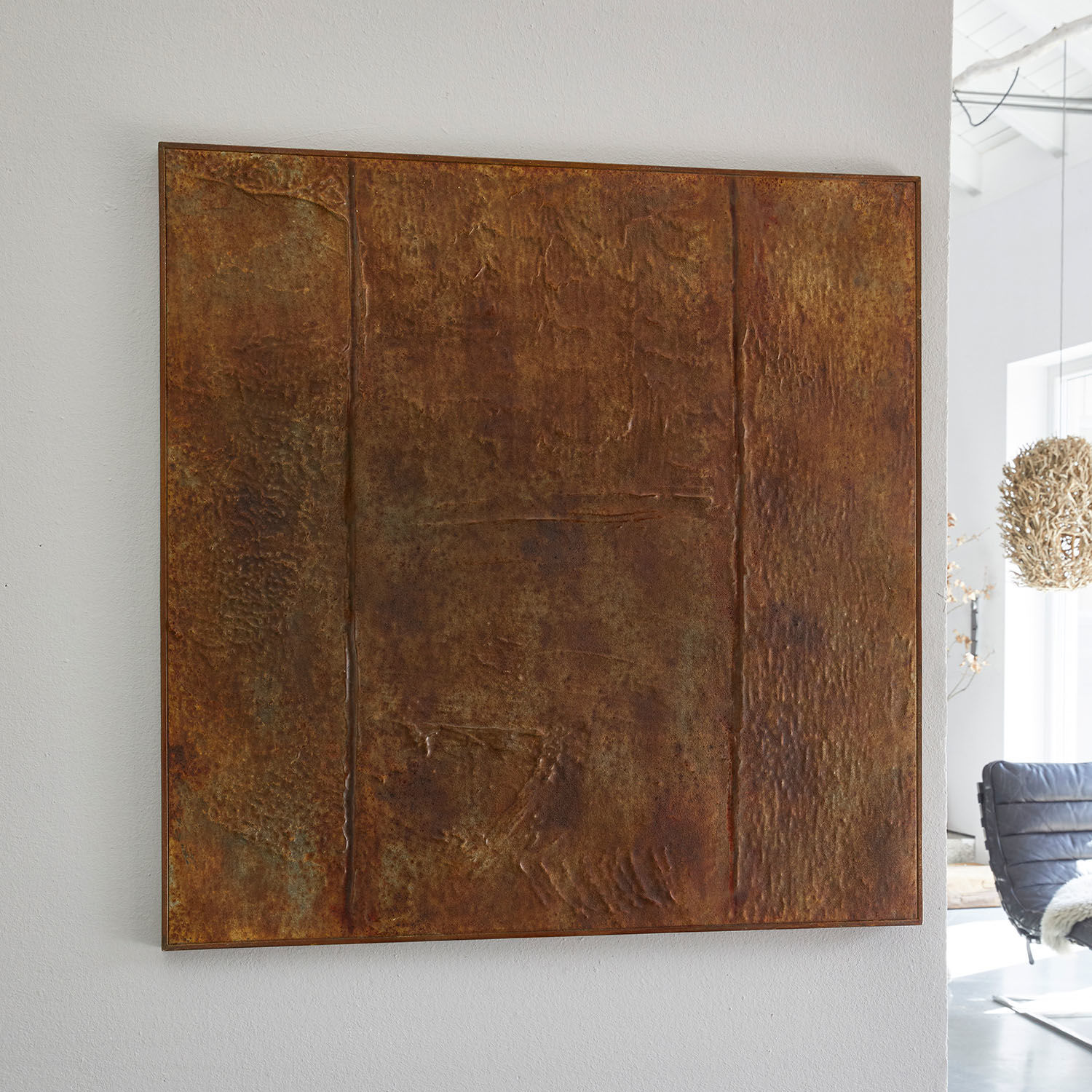 Quadratische Wanddekoration aus rostigem Metall in braunen Tönen für modernes Interieur