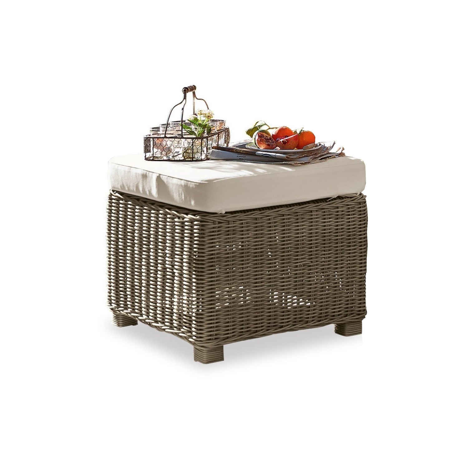 Quadratischer Rattan-Hocker in Grau mit cremefarbenem Polster und Obstteller