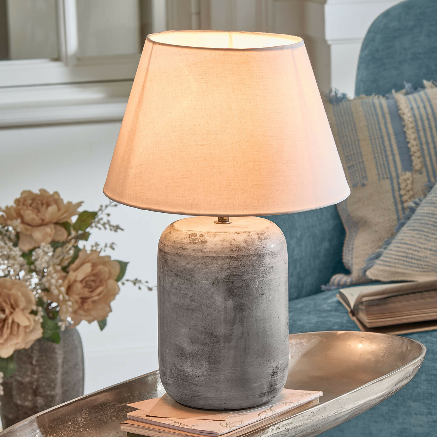 Tischlampe Ciel d'Opale Tischlampe aus grauer Keramik mit cremefarbenem Lampenschirm, elegantes Wohnaccessoire