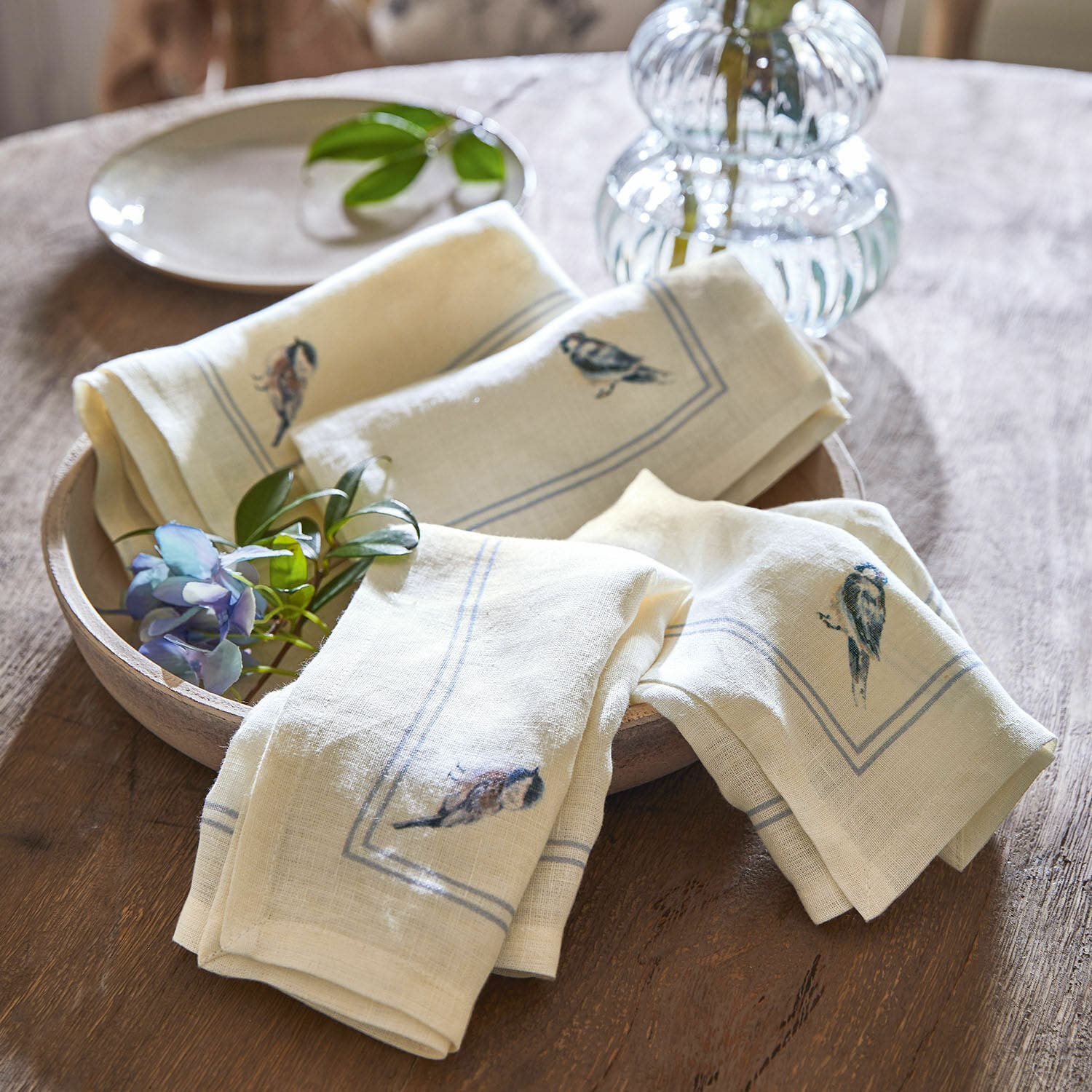 Serviette 4er Set Taralga Leinen-Servietten in Creme mit Vogelmotiv auf Holztablett, rustikale Tischdekoration