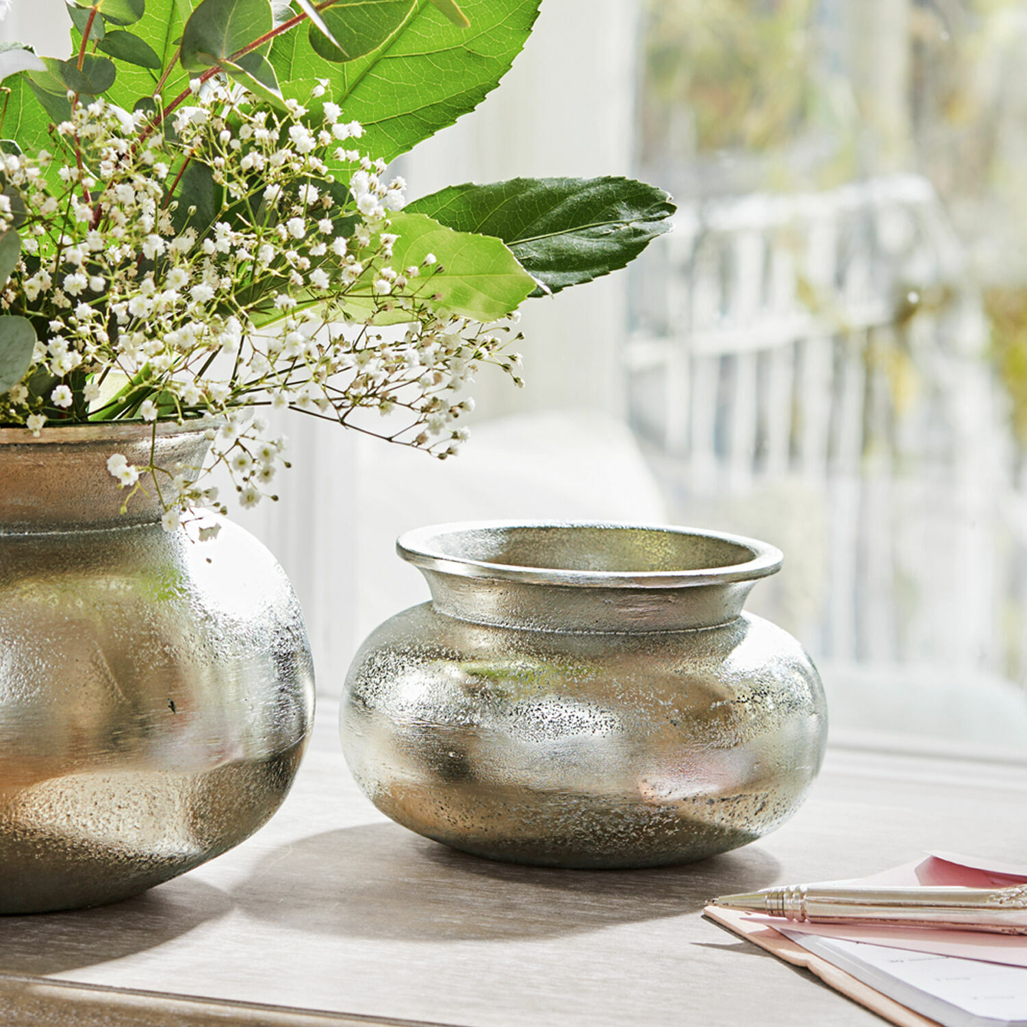 Vase Hadrien Runde silberne Metallvase als dekoratives Element für Tisch oder Regal