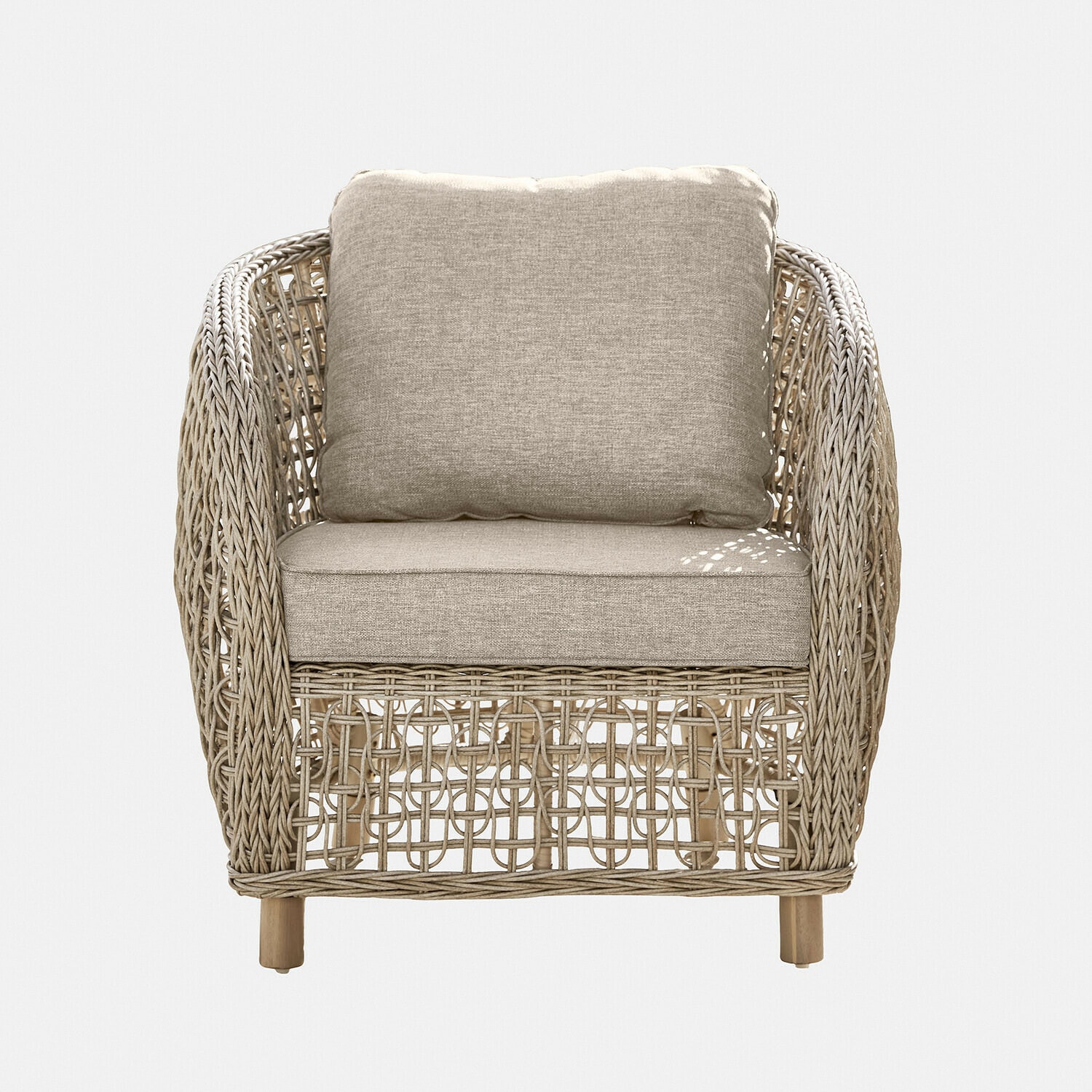 Geflochtener Sessel mit hellbeigen Polstern, Gartenmöbel aus natürlichem Rattan