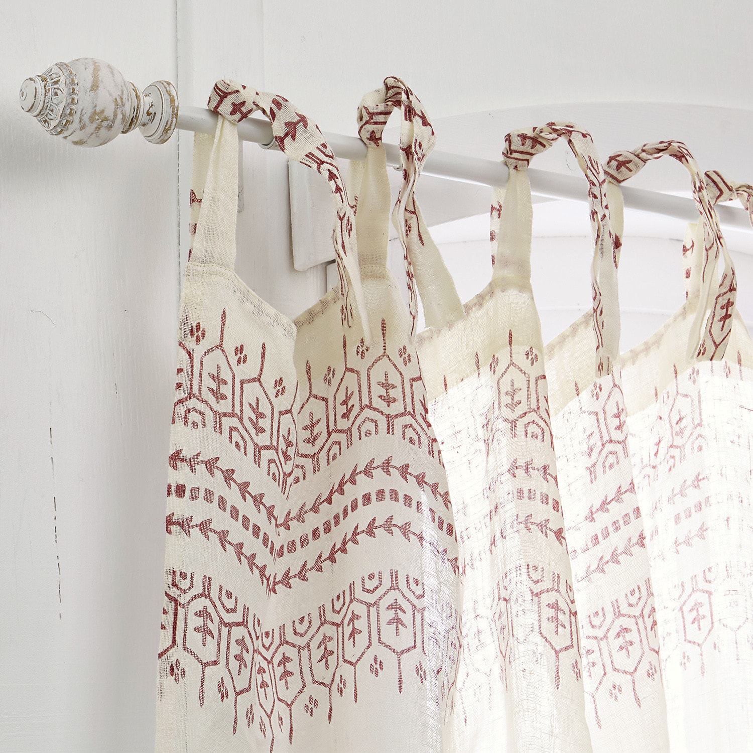 Gardinenstange Trangé Baumwollvorhang in Creme mit rotem geometrischem Muster und Schlaufen zum Aufhängen