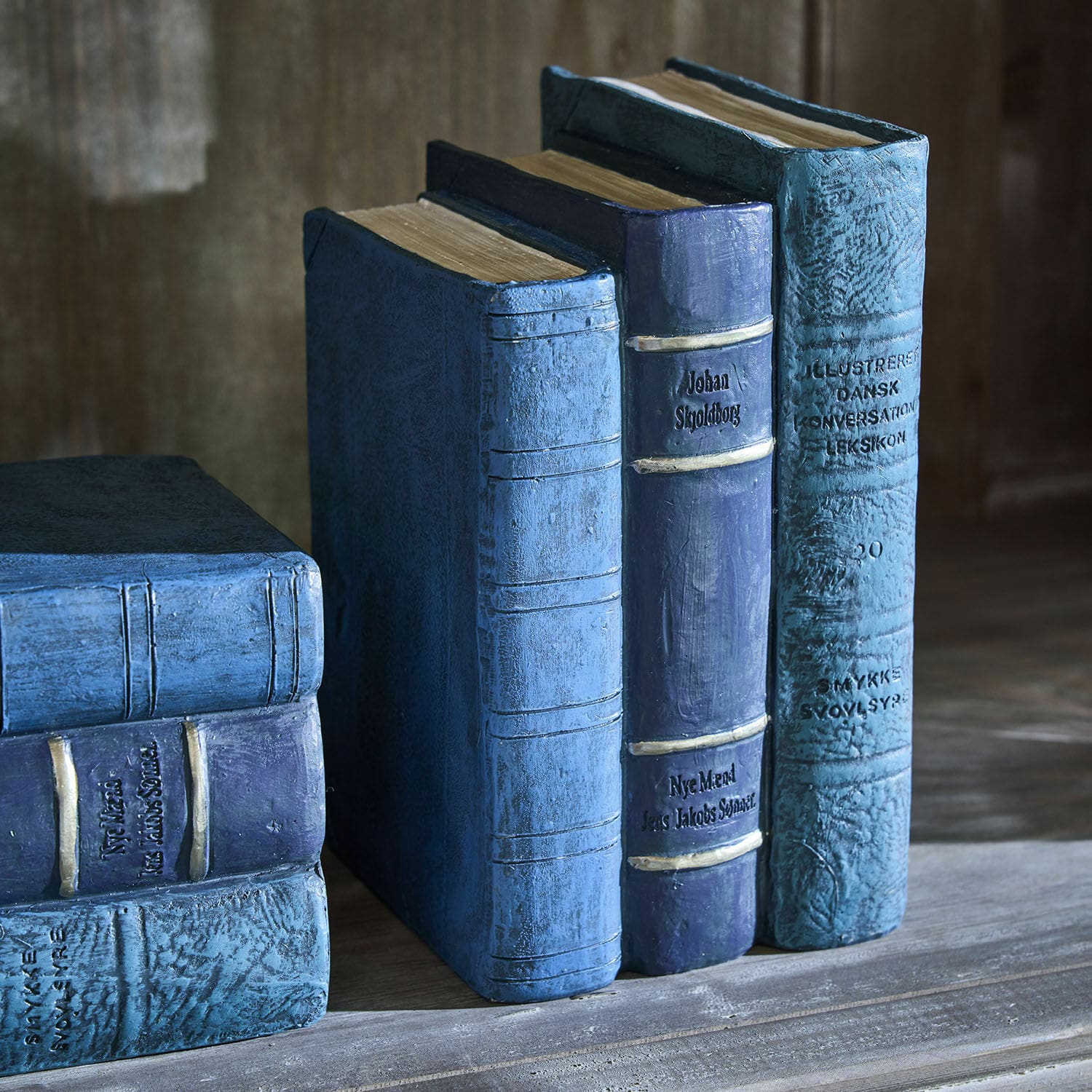 Dekorative blaue Bücher auf Holzregal als stilvolle Wohnaccessoires
