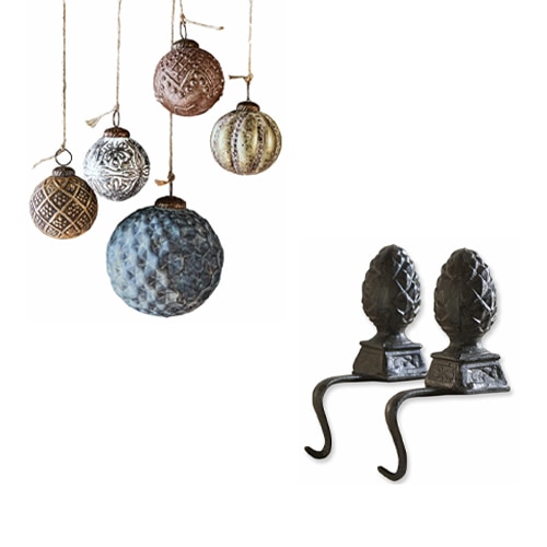 Set aus hängenden Weihnachtskugeln und schwarzen Metallhaken mit dekorativem Muster