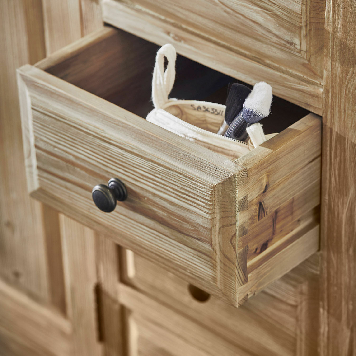 Schublade aus naturbelassenem Kiefernholz mit Kosmetiktasche und Make-up-Pinseln