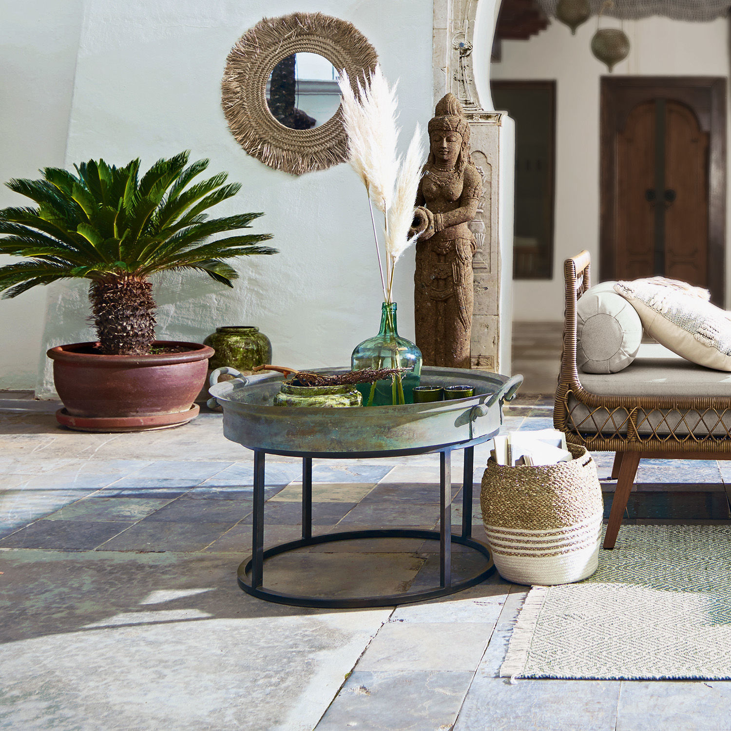 Runder Couchtisch aus Metall und Holz im Vintage-Stil mit Dekorationen und Korb aus Weide
