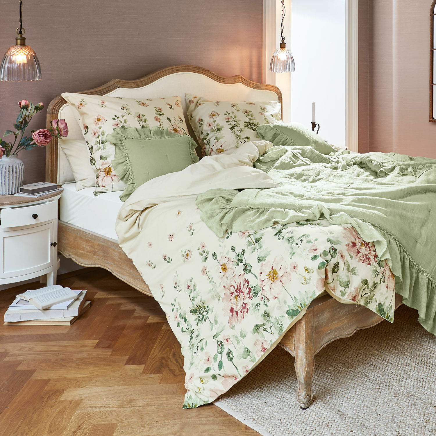 Baumwoll-Bettwäsche mit floralem Muster in Creme und Grün auf Holzbett in gemütlichem Schlafzimmer