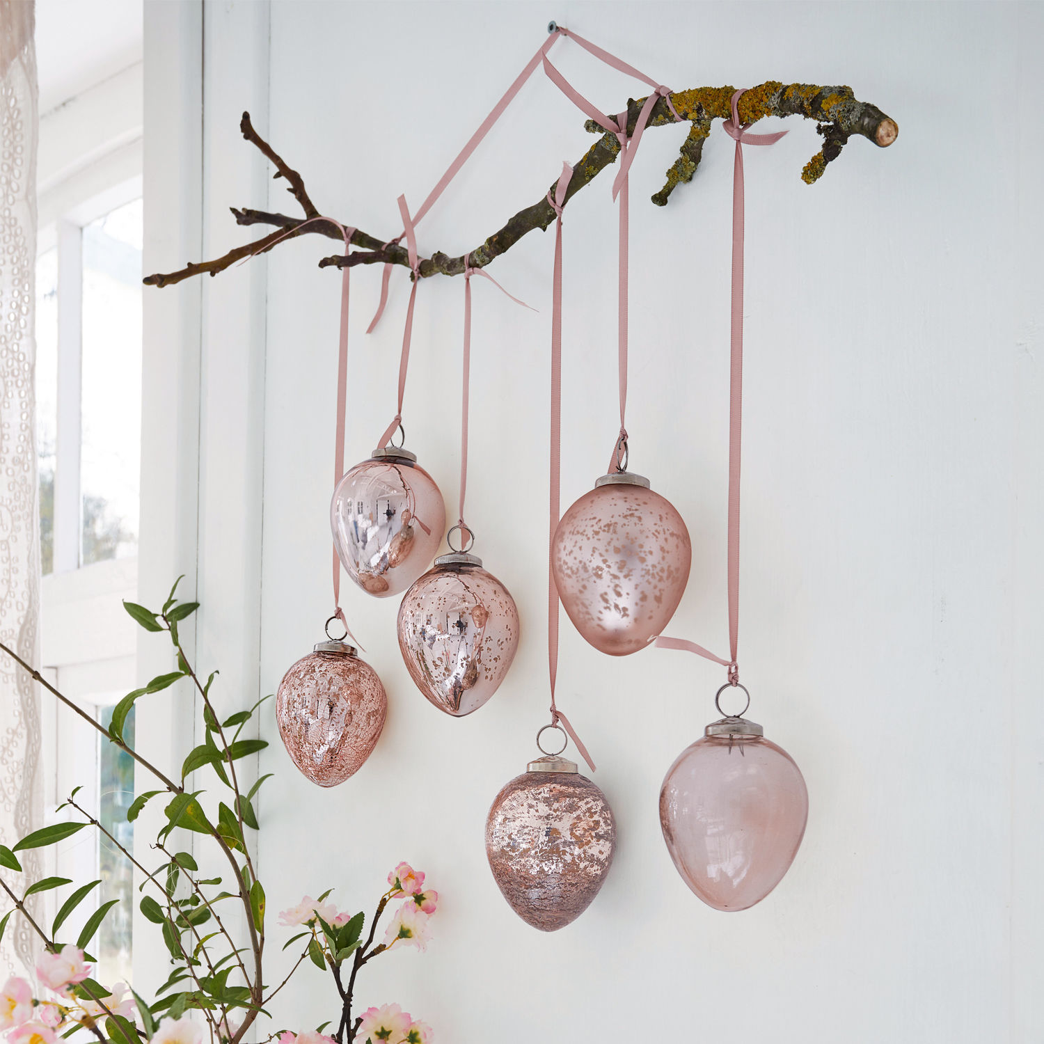 Osterei 6er Set Cataleya Set aus rosa Glasornamenten an einem Ast mit rosa Bändern zum Aufhängen als Wanddeko