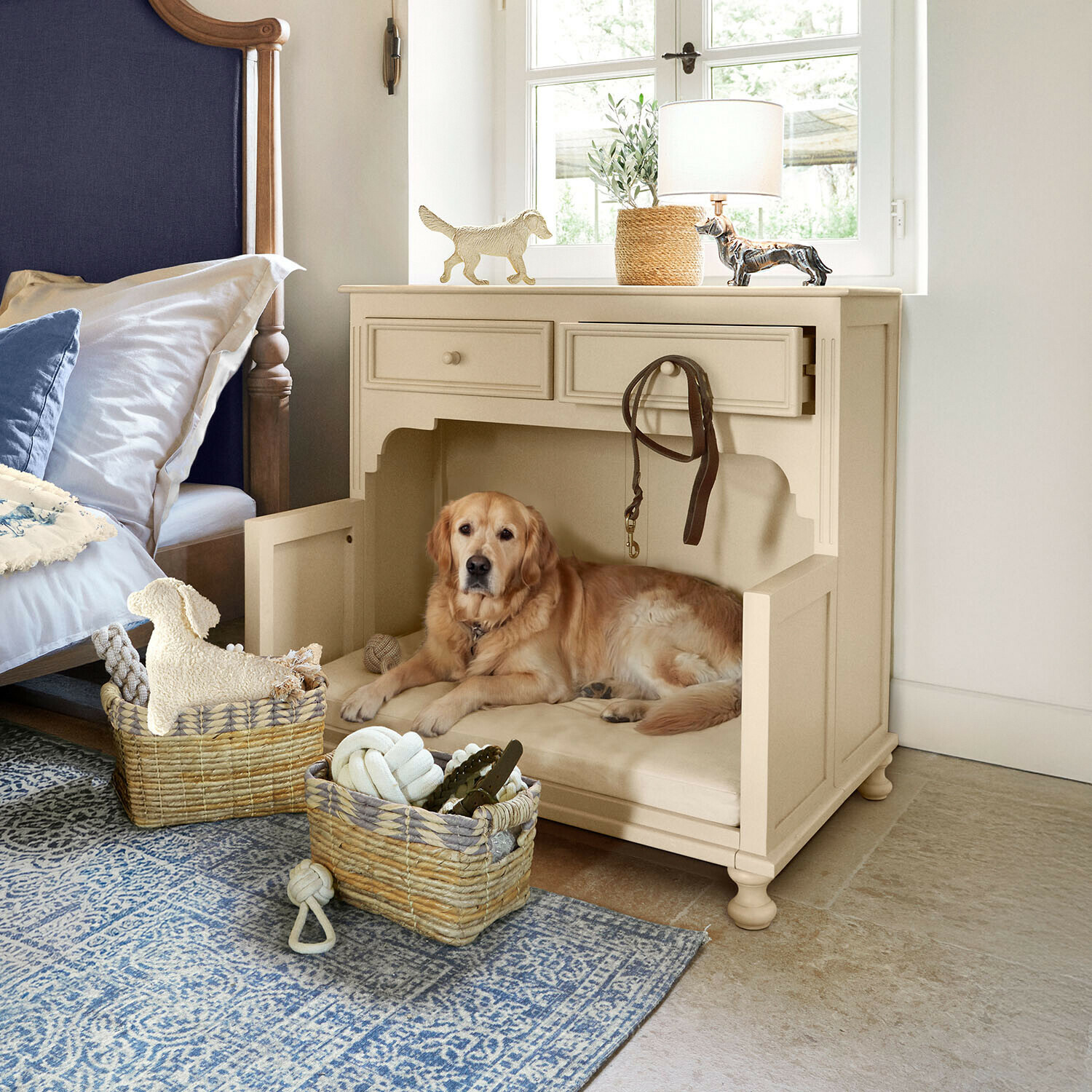 Beige Holz-Hundehütte mit Polster und Ledeleine, Golden Retriever liegt im Schlafzimmer
