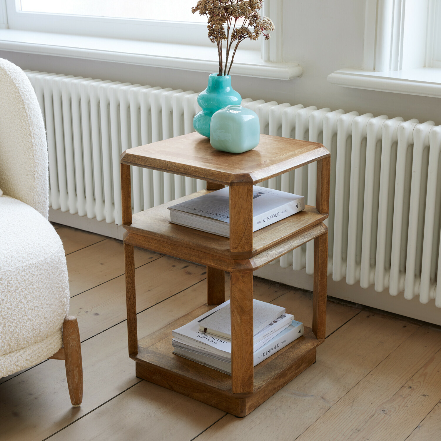 Beistelltisch Inverly Dreistöckiger Beistelltisch aus Mangoholz in Natur mit türkisfarbenen Vasen und Büchern