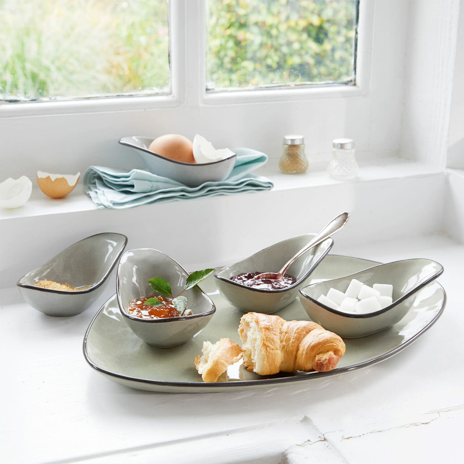 Servierschälchen 6er Set Biarré Set aus grauen Keramikschalen und Teller für Frühstück mit Croissant und Marmelade