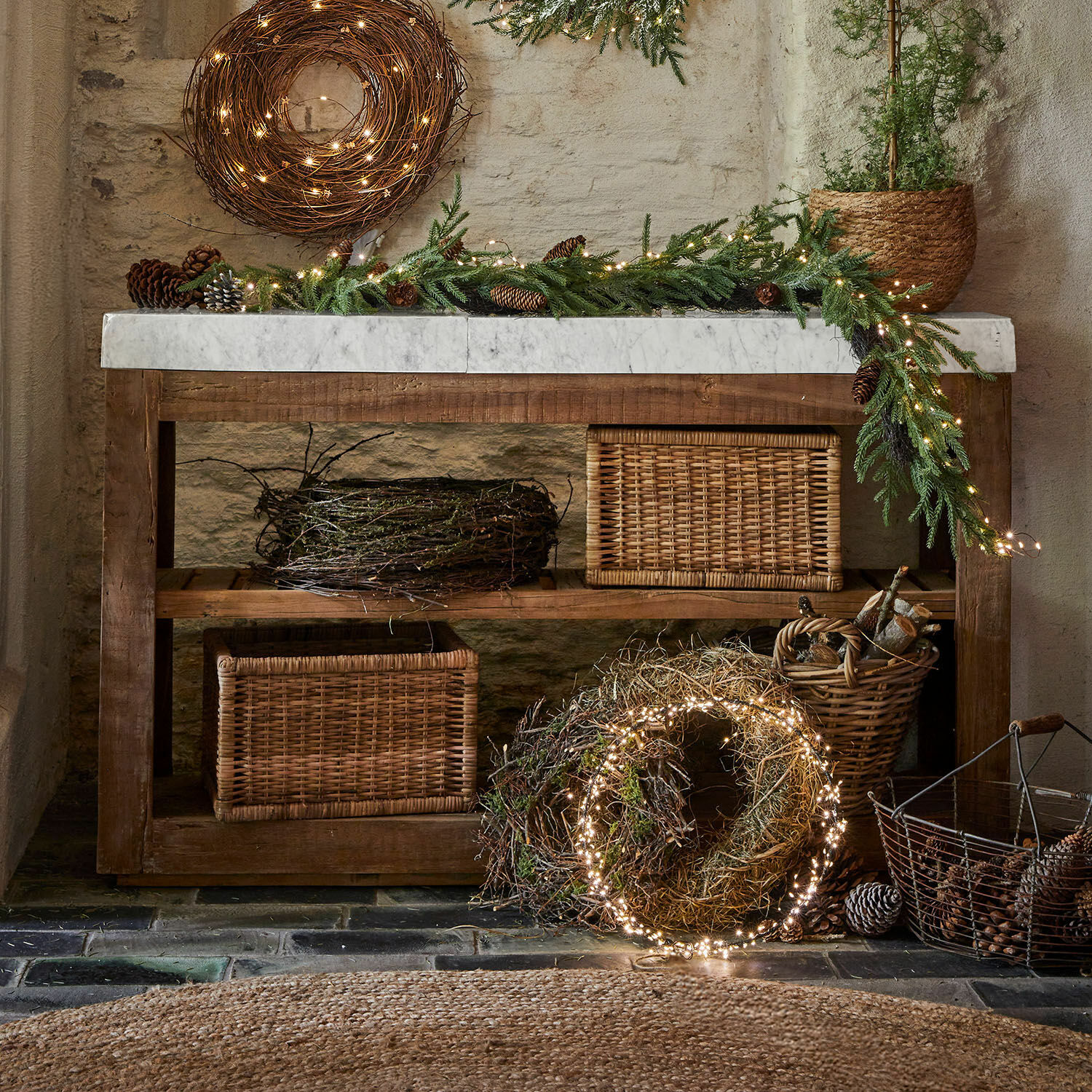 Konsole Tresienne Rustikaler Holztisch mit Marmorplatte und Weihnachtsdekoration aus Zweigen und LED-Lichterketten