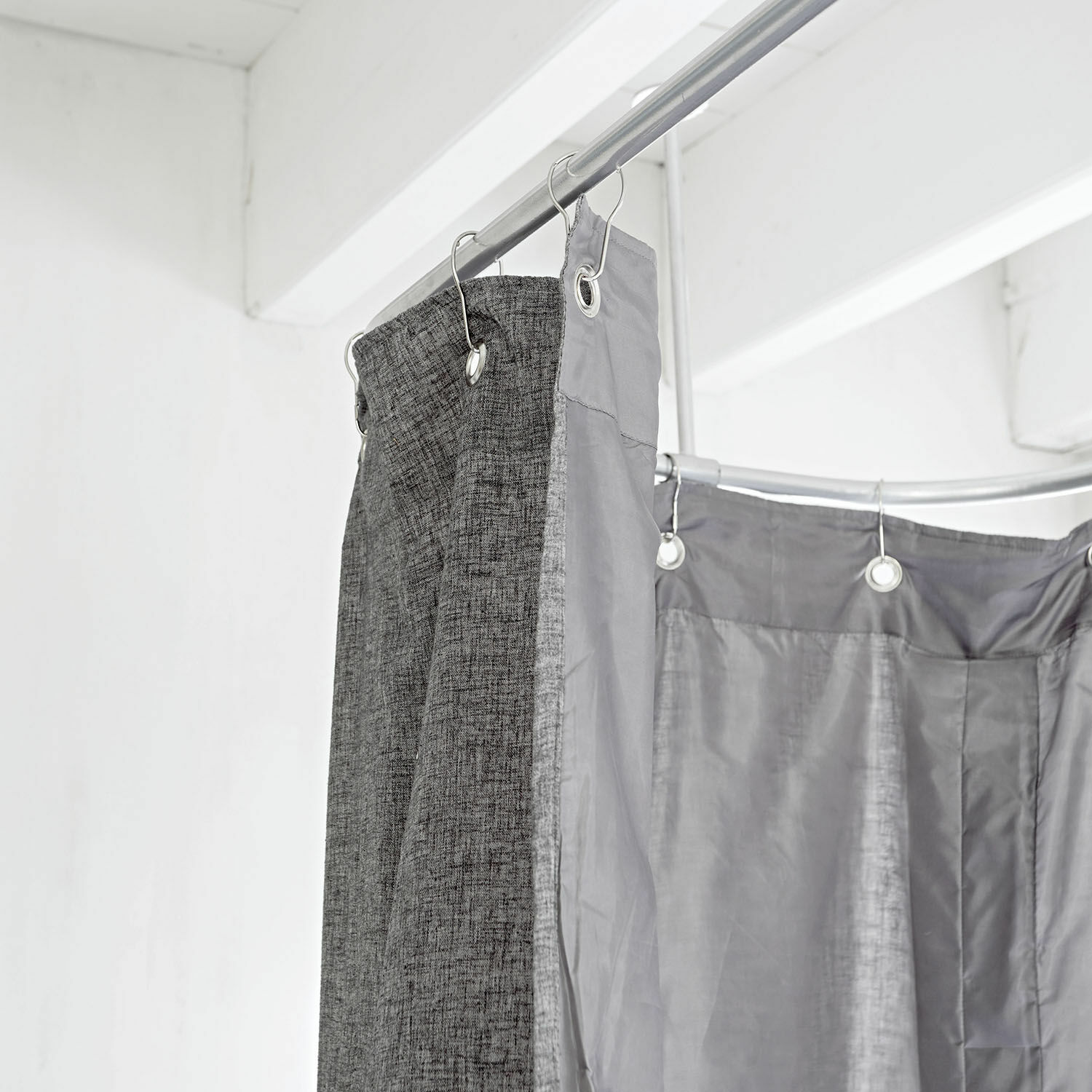 Grauer Duschvorhang mit Metallösen an einer Metallstange, Stoff und Polyester
