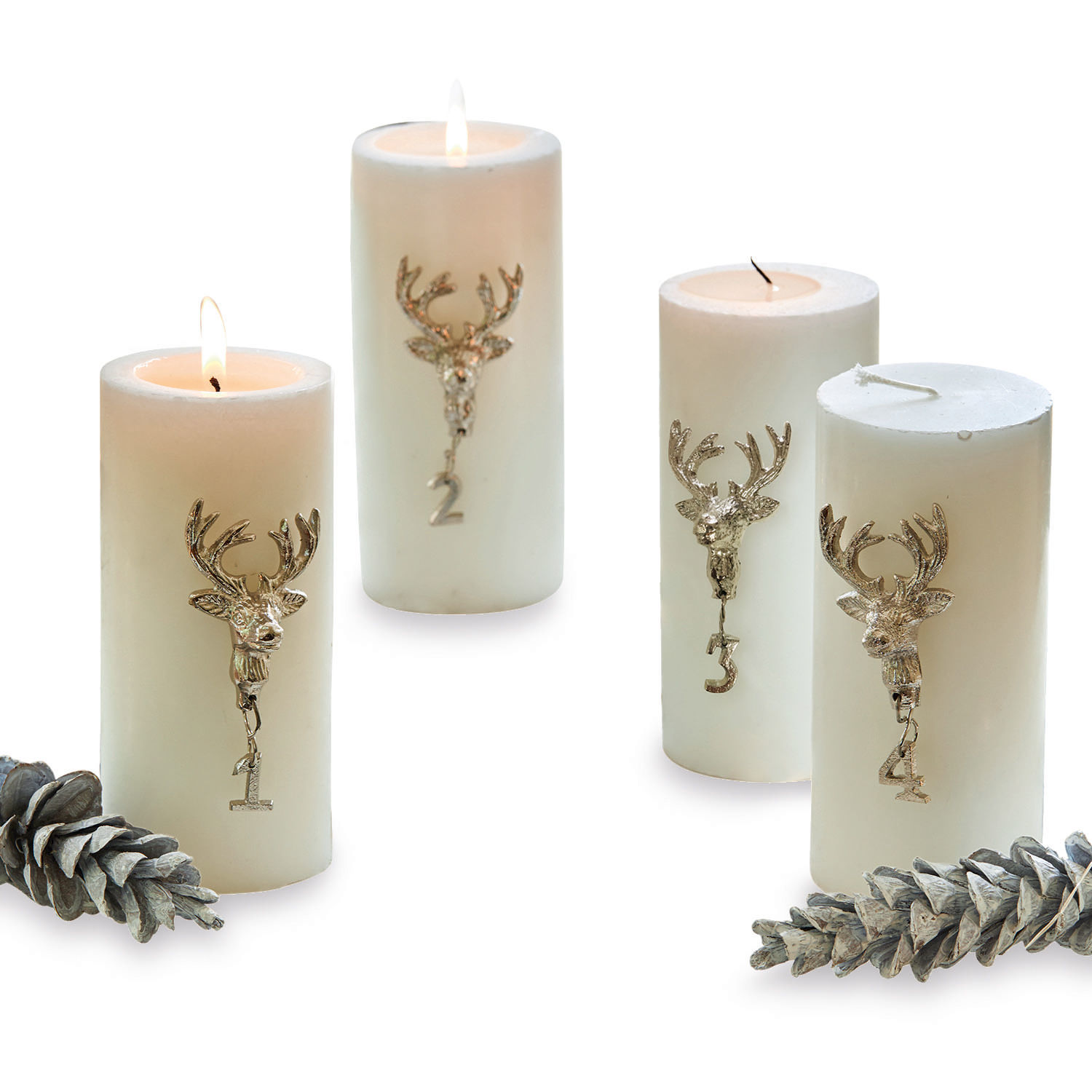 Deko-Pin 4er Set Charre Vier weiße Adventskerzen mit Hirsch-Dekor und Zahlen, festliche Weihnachtsdekoration