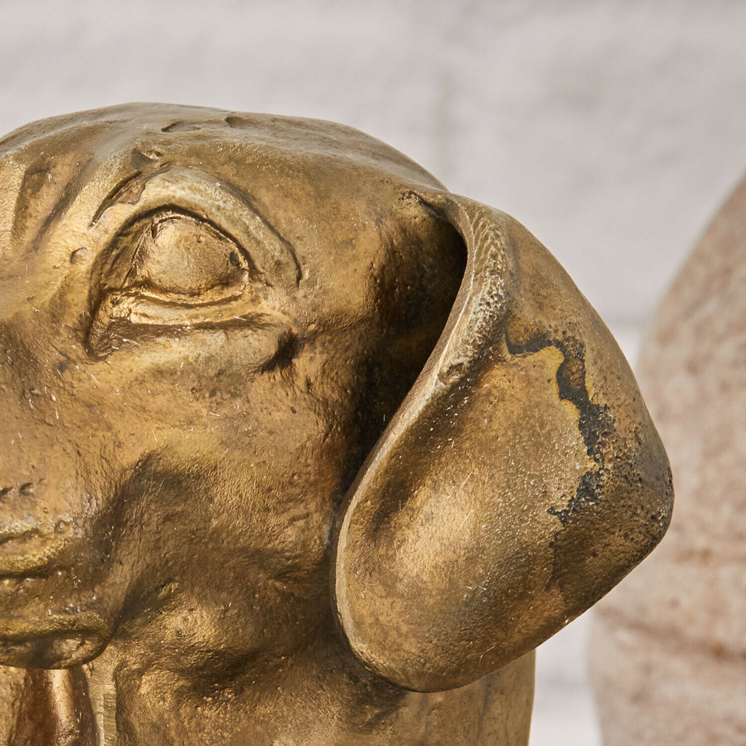 Goldfarbige Hundekopf-Dekoration aus Metall mit antiker Patina für Wohn- und Gartenbereich