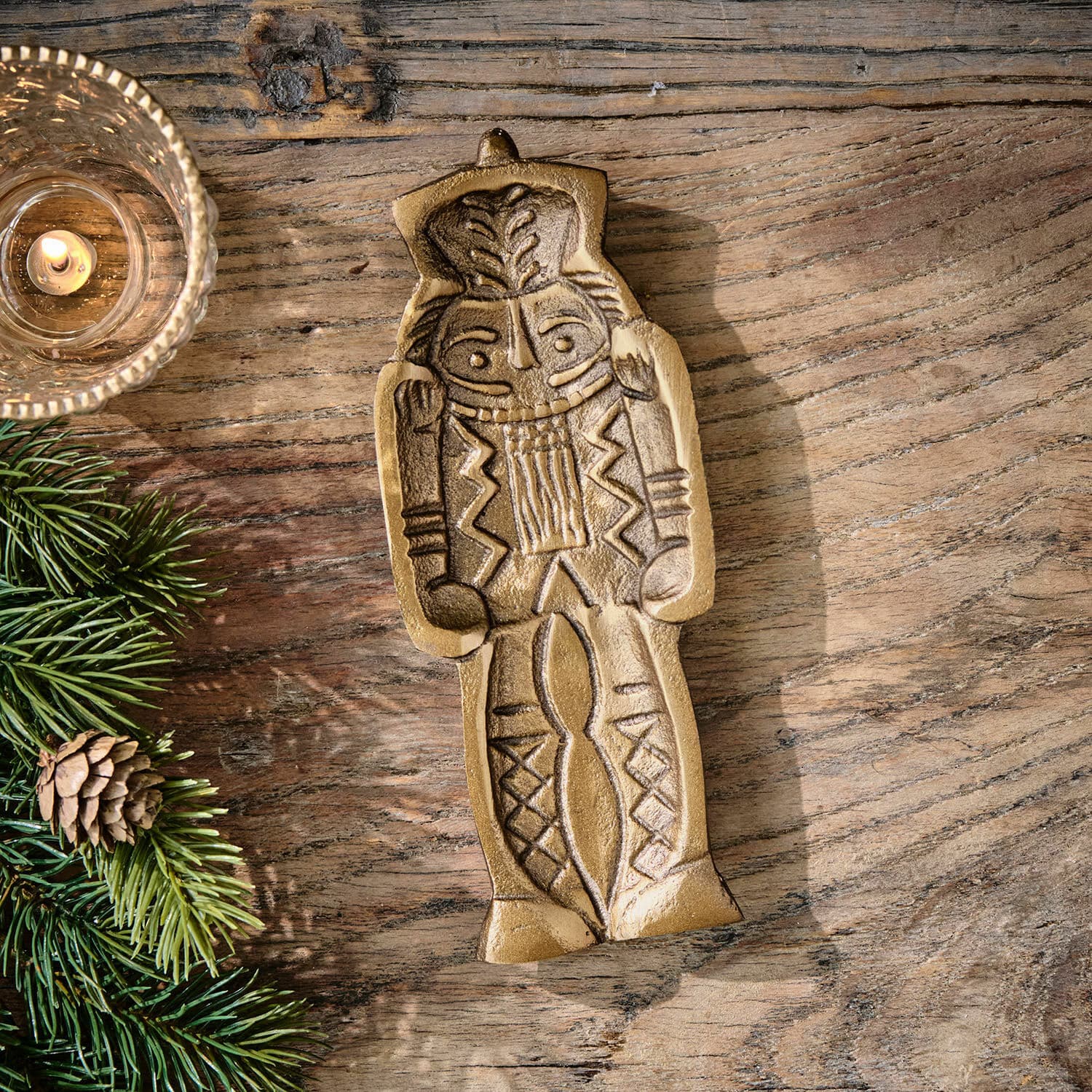 Deko-Schale Zarilith Dekorative goldfarbene Metallfigur auf Holztisch mit Tannenzweig und Kerze als Weihnachtsdeko