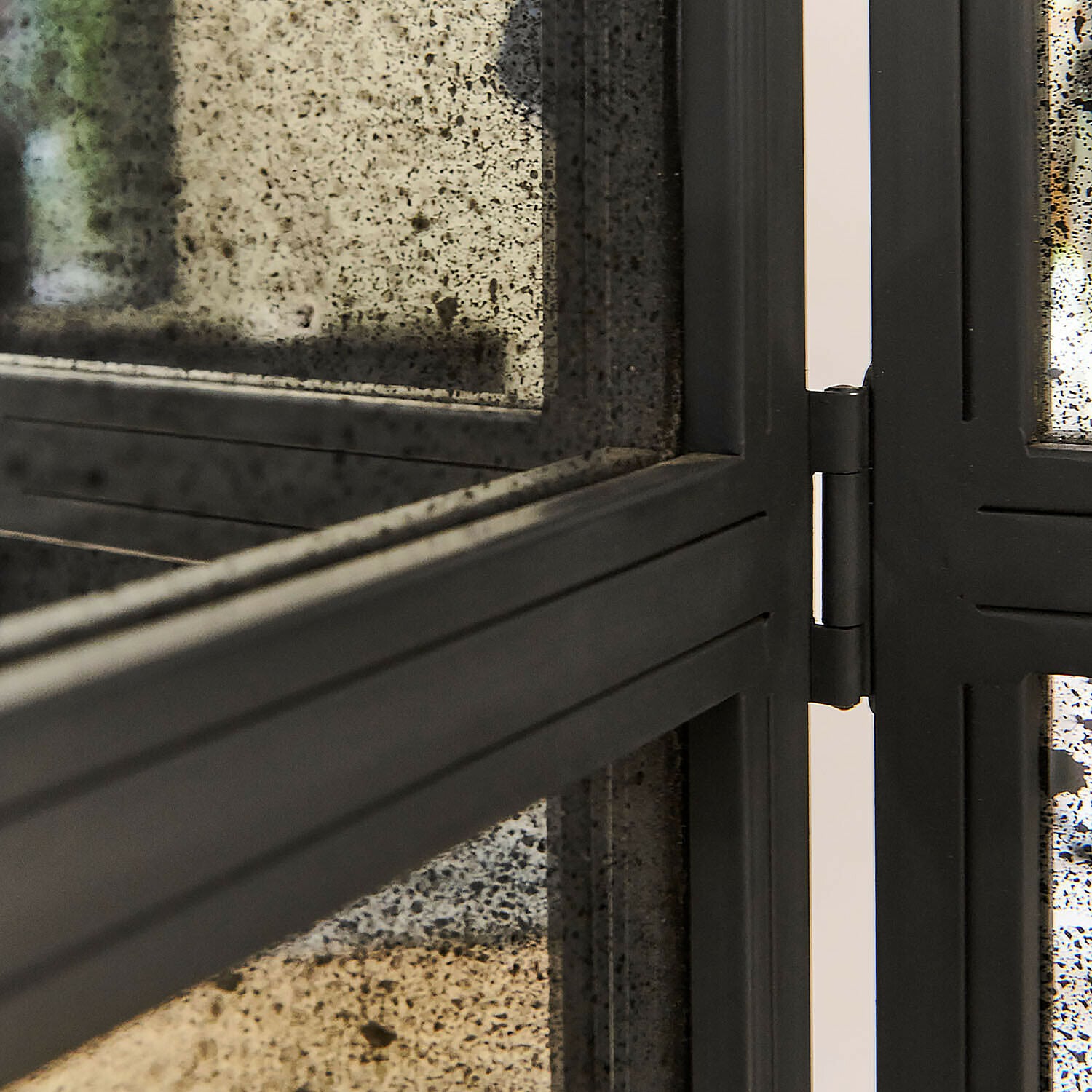 Schwarzer Metallrahmen mit Scharnier und gealtertem Glas für Innendekoration