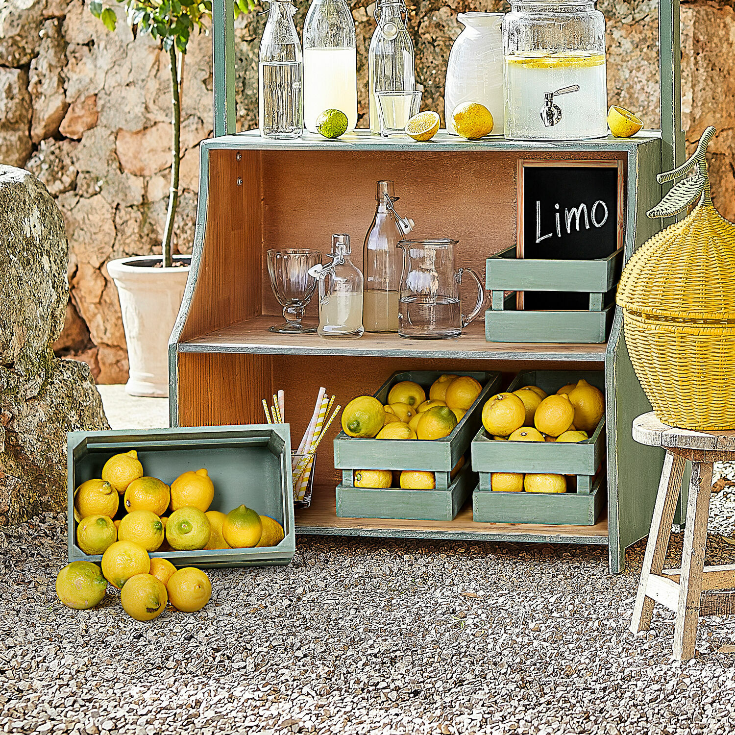 Korb 2er Set Éclairon Grünes Holzregal mit Zitronen und Glasflaschen für Limonade im Außenbereich