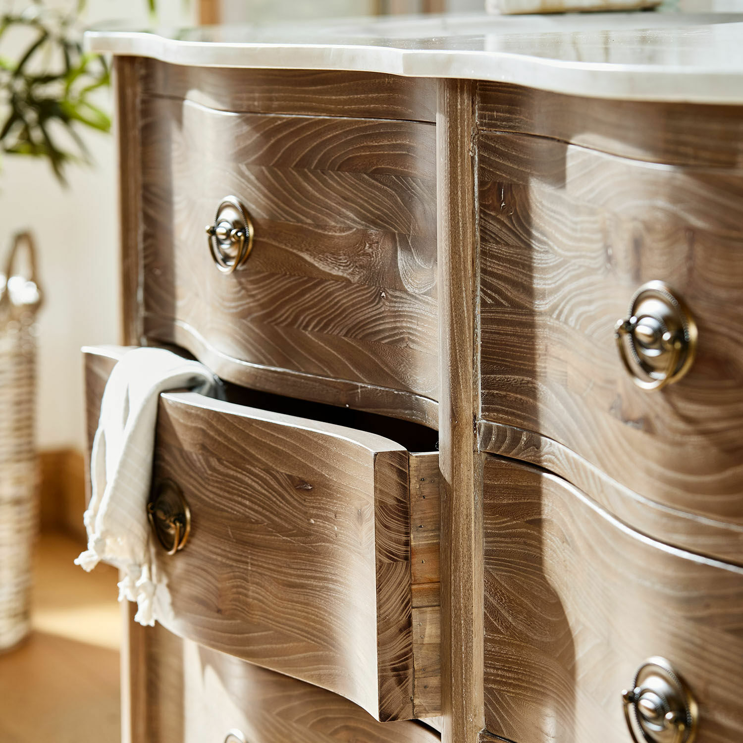 Kommode aus Naturholz mit Marmorplatte und Metallgriffen im eleganten Vintage-Stil