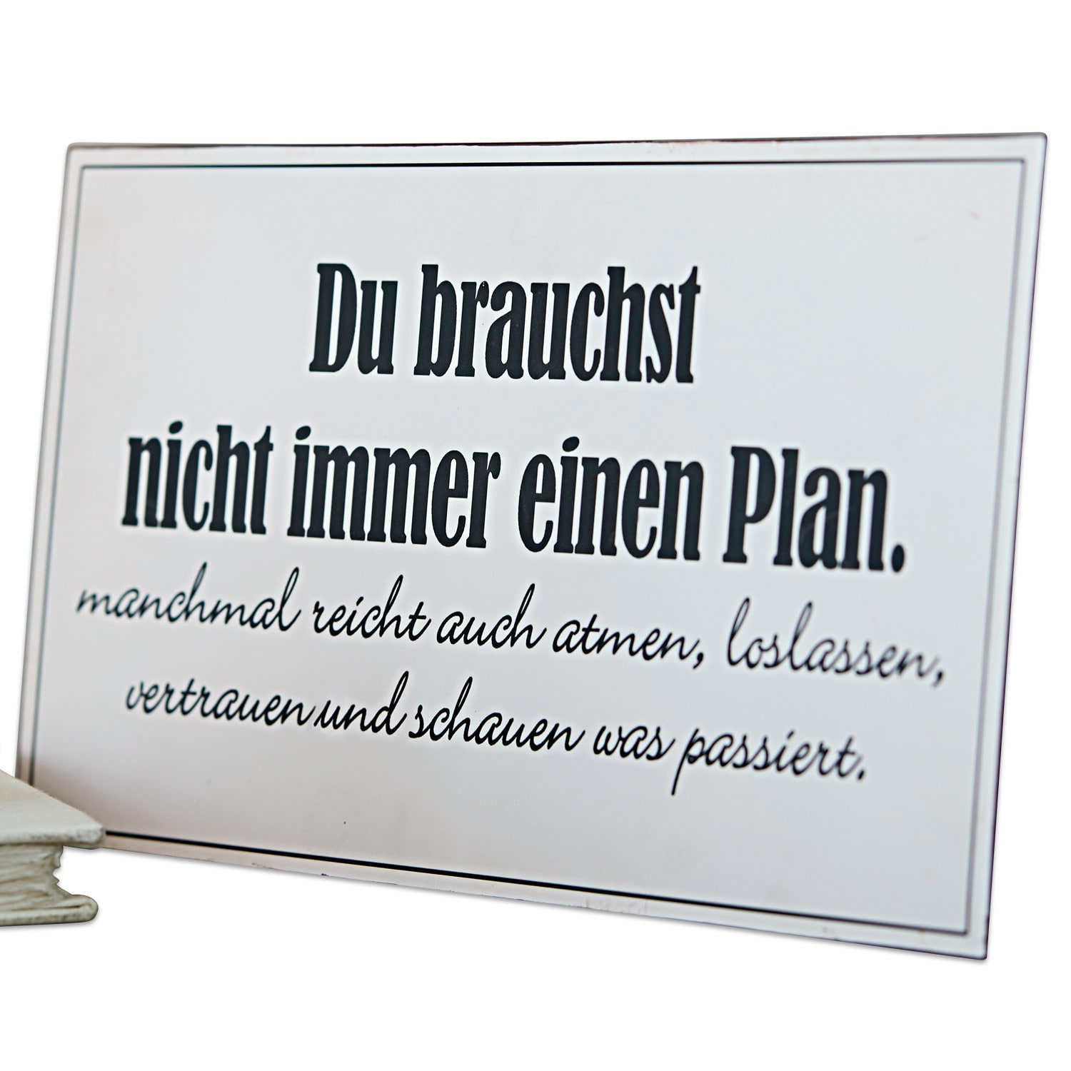 Deko-Schild Plan Weiße Metalltafel mit schwarzem motivierendem Text über Vertrauen und Loslassen ohne Plan