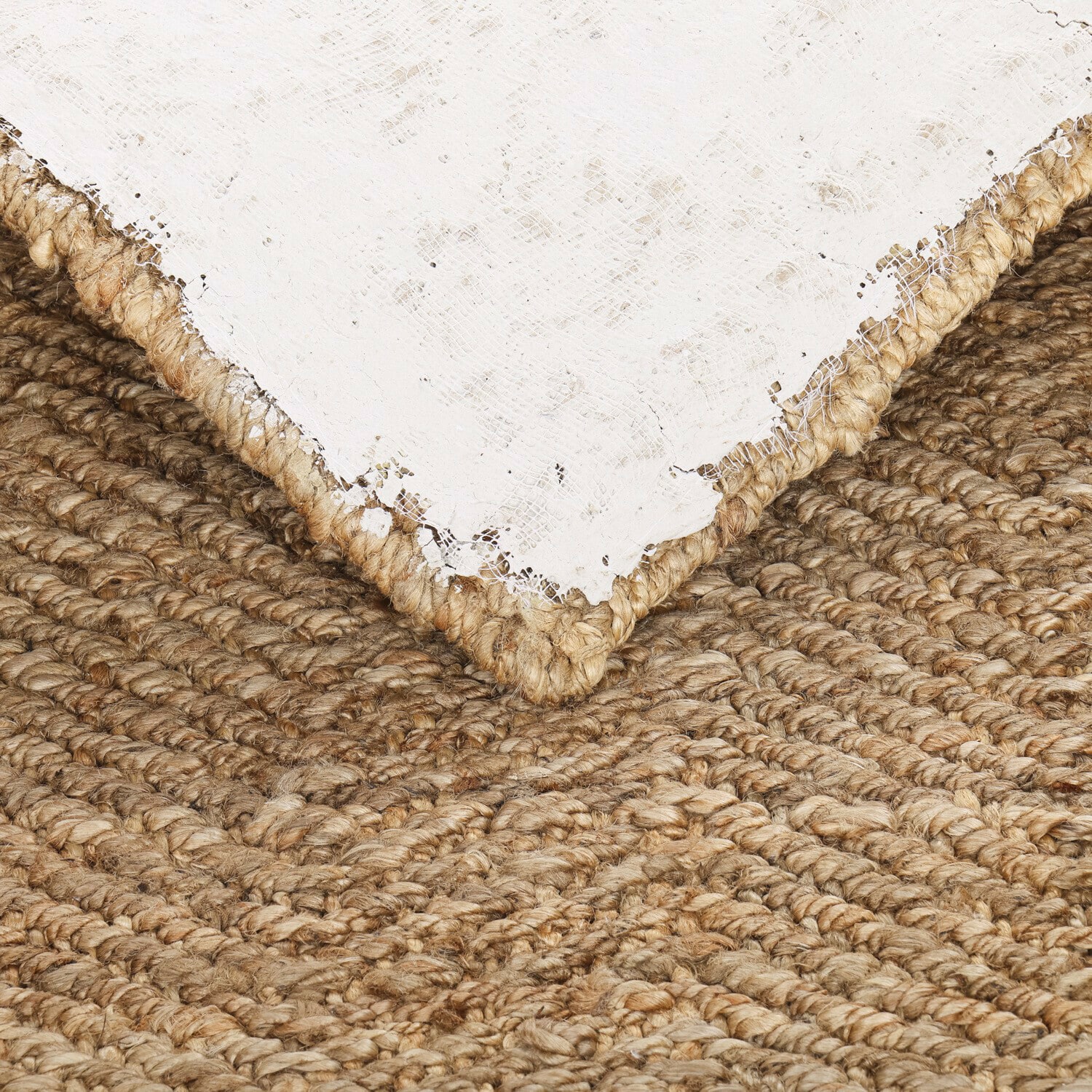 Natürlicher Jute-Teppich mit Fischgrätmuster in warmem Braun, rustikales Wohnaccessoire