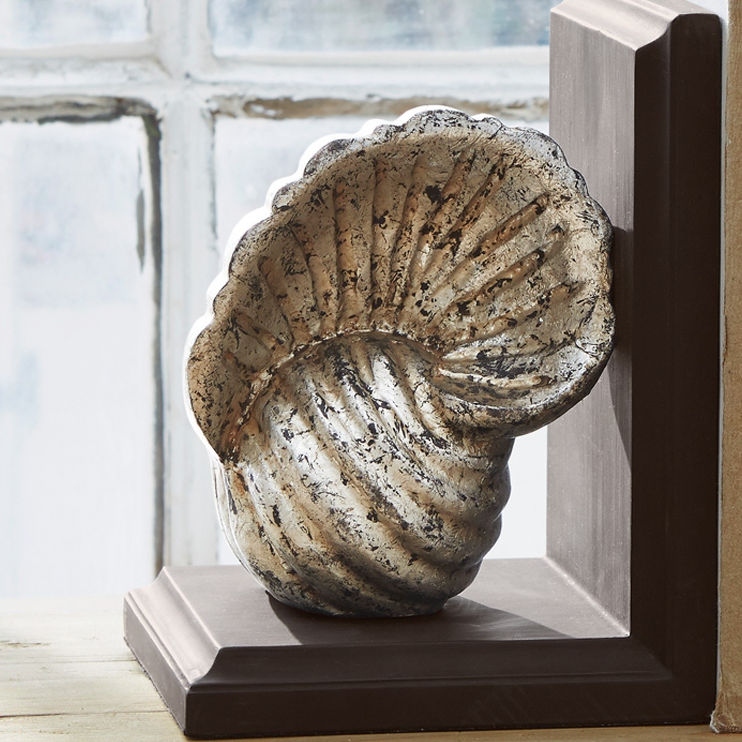 Dekorativer Buchstütze in Muschelform aus Metall in antik-silberner Farbe für Wohnkultur
