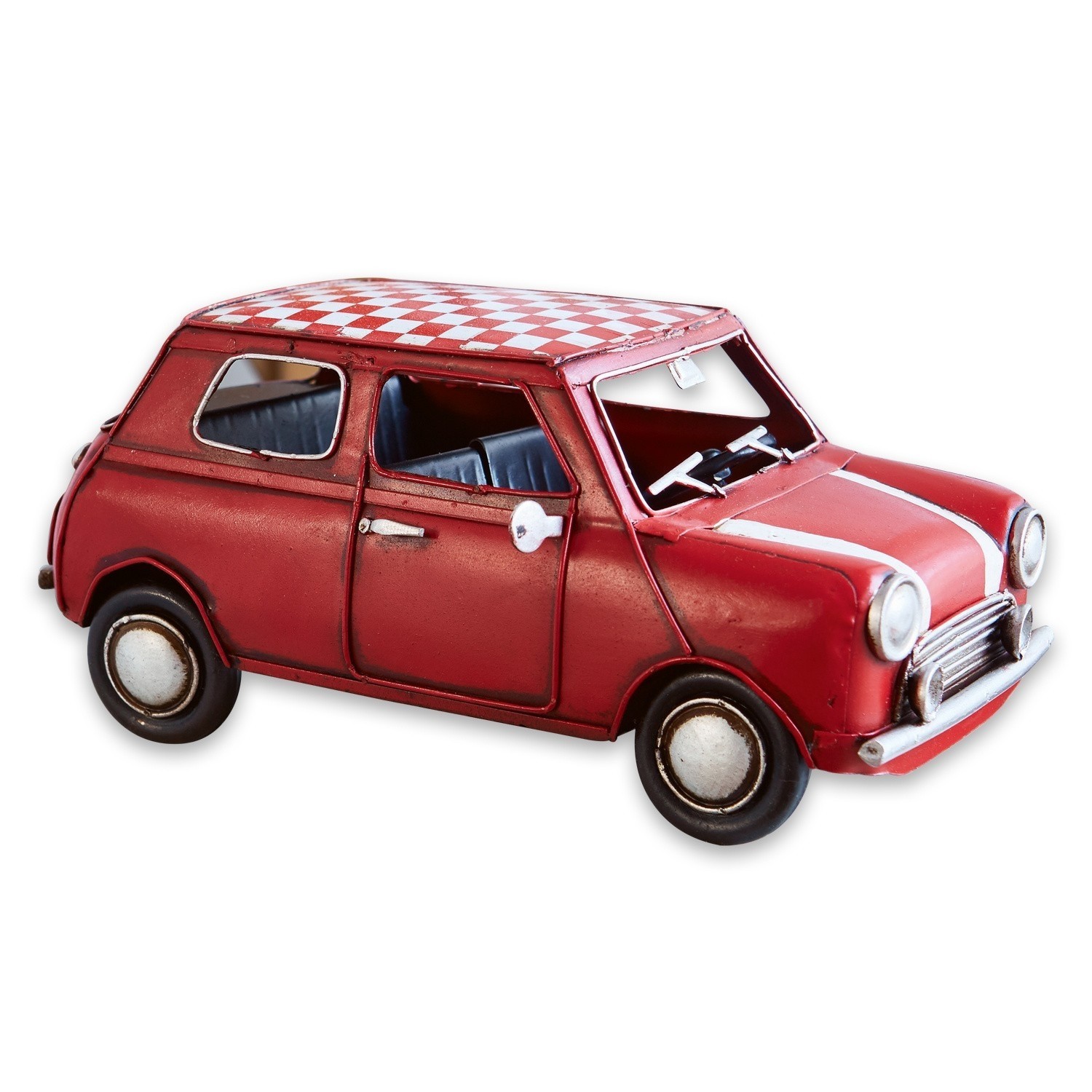 Rotes Metallmodellauto mit weißem Schachbrettmuster auf dem Dach, Retro-Dekoration