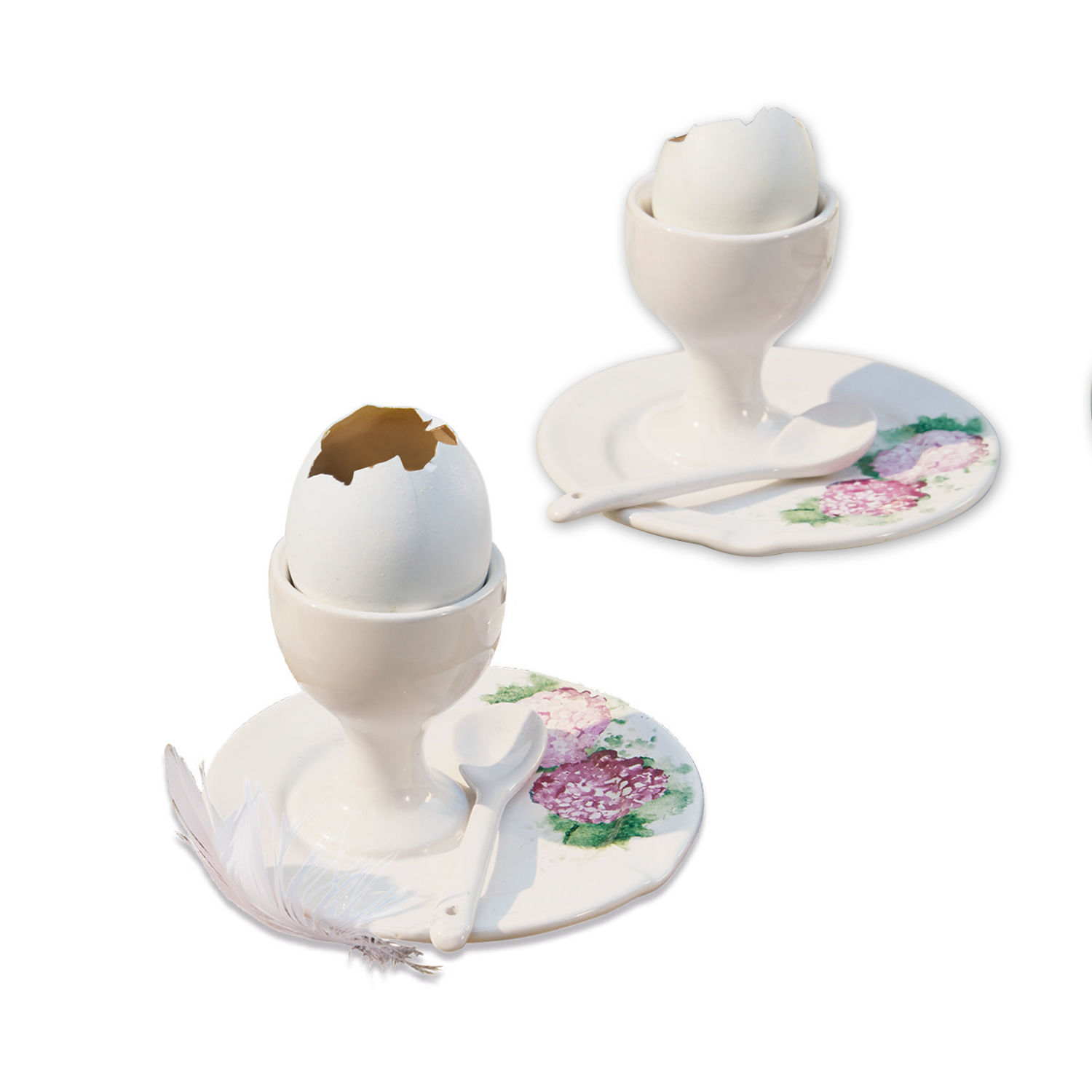 Weiße Keramik-Eierbecher mit Teller und Löffel, verziert mit buntem Blumenmuster