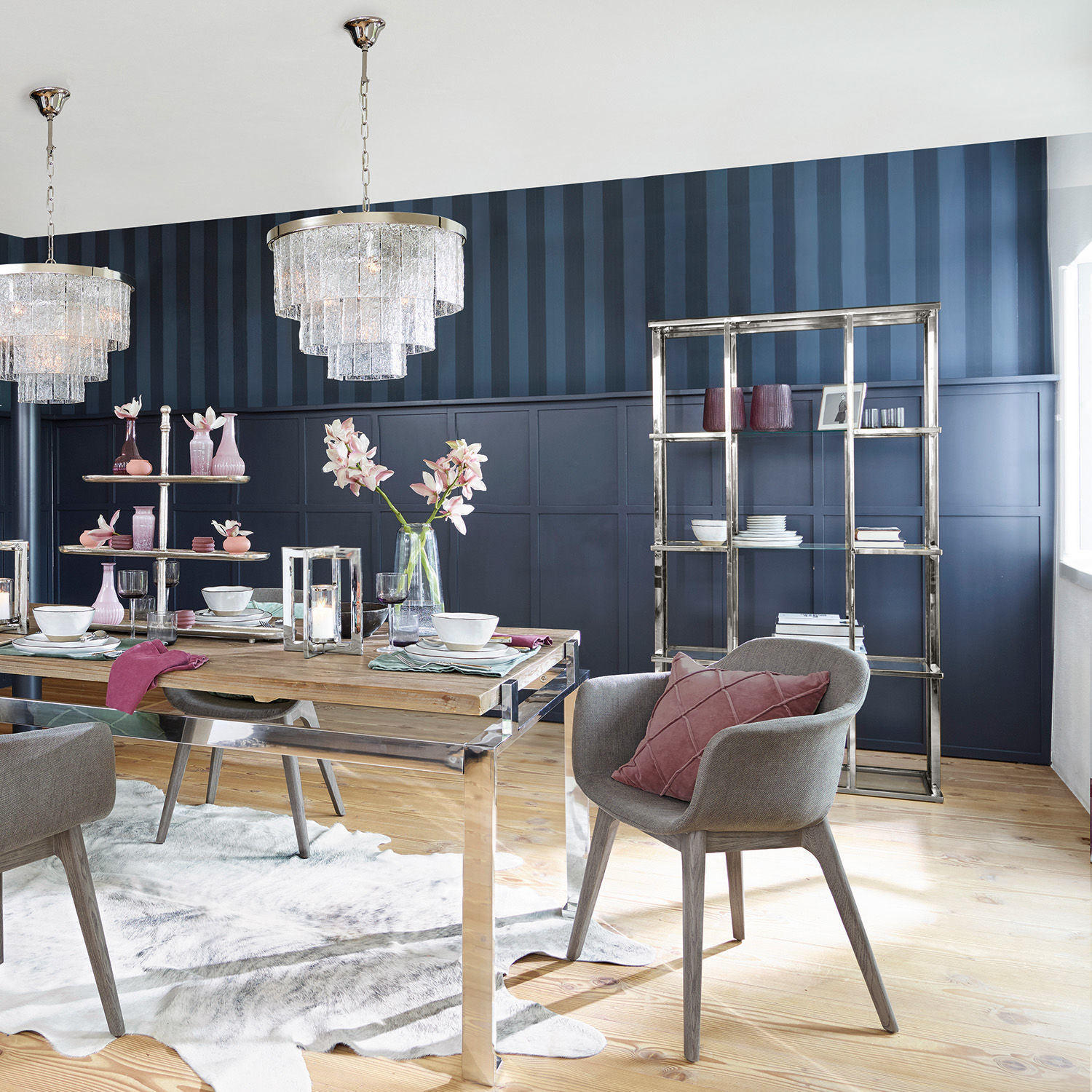 Modernes Esszimmer mit Holztisch, grauen Stühlen und hellem Fellteppich auf Holzboden