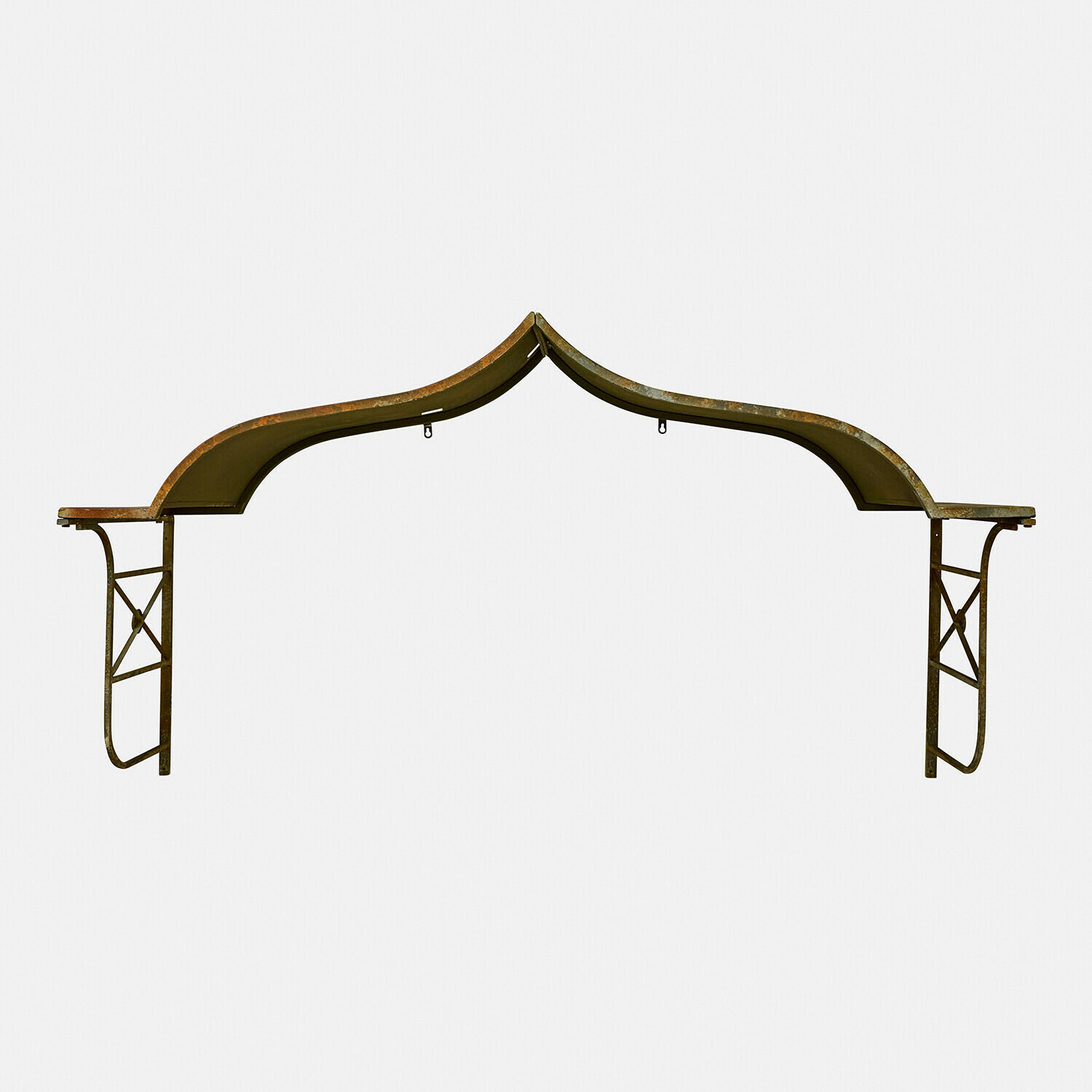 Vintage Metallvordach mit dekorativem Bogen und Rostoptik, ideal für Garten oder Eingang